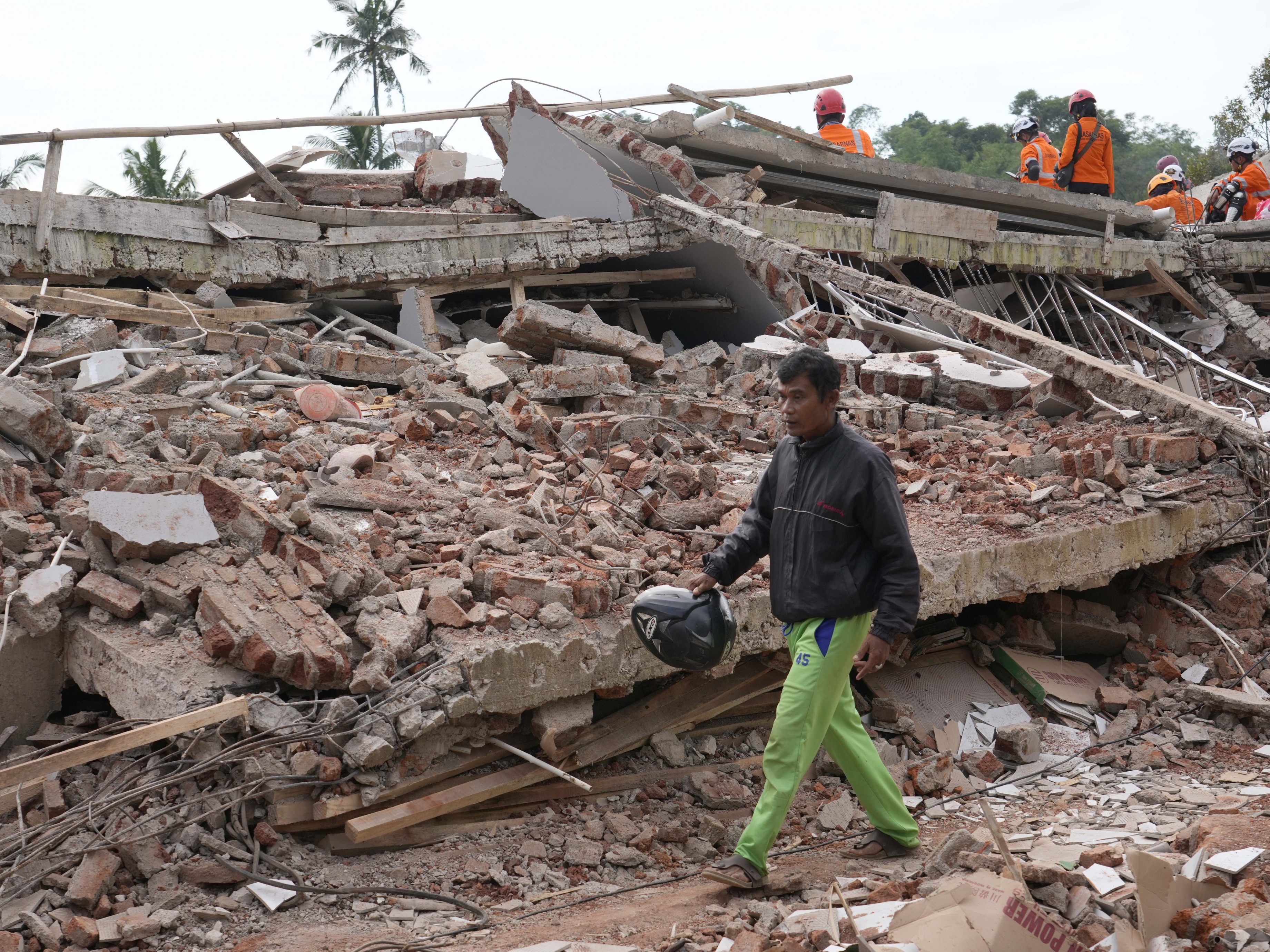 Ein Erdbeben hat Teile Indonesiens zerstört. Ein Erdbeben hat Teile Indonesiens zerstört.