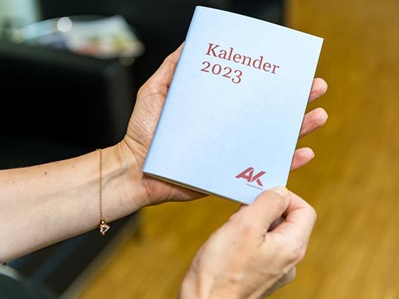 Den handlichen AK-Kalender gibt’s gratis, auch zum Download. (Foto: Jürgen Gorbach/ AK)