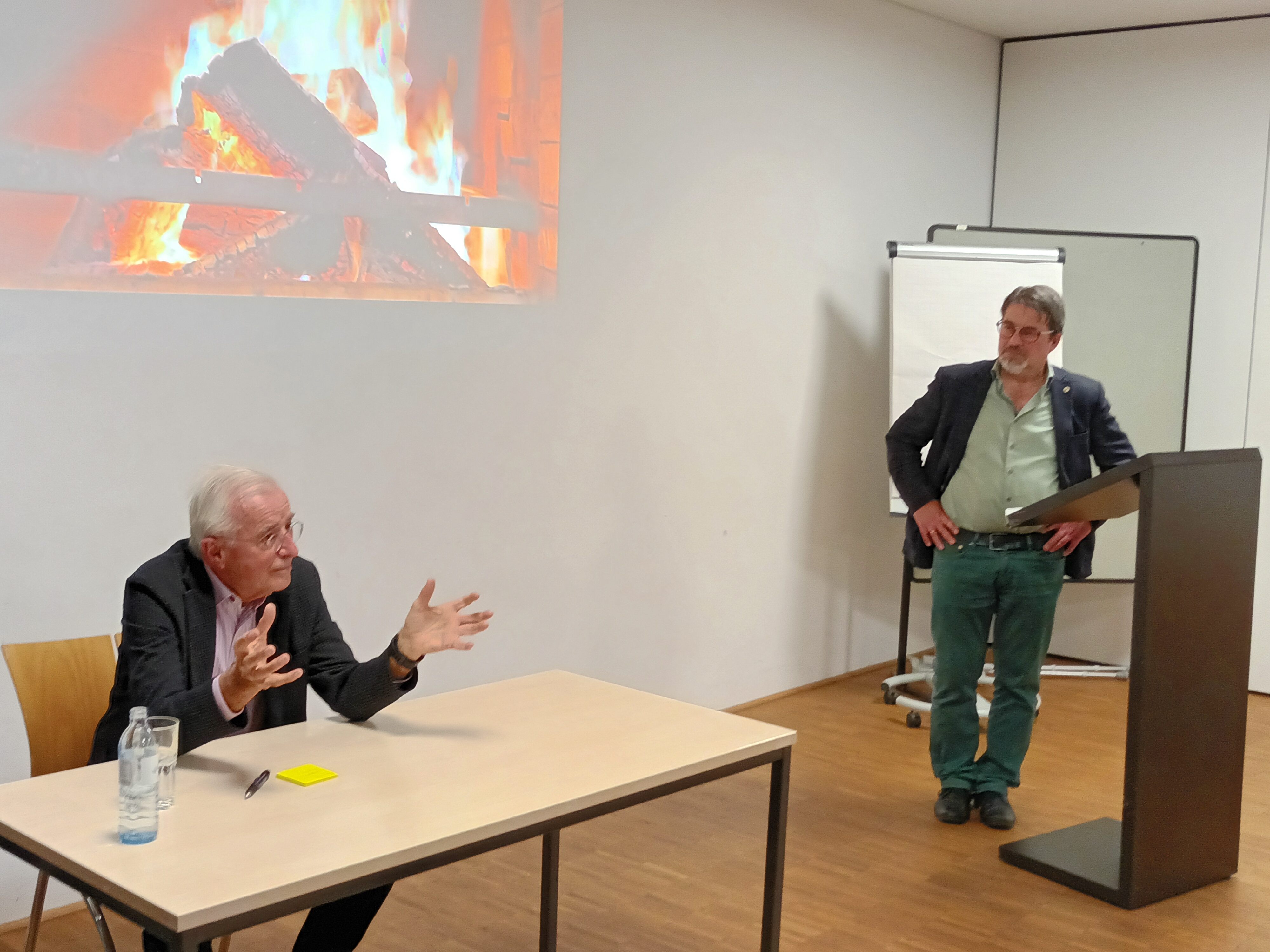 Altlandeshauptmann Herbert Sausgruber mit Moderator Rainer Heinzle beim Kamingespräch in der Volkshochschule Altlandeshauptmann Herbert Sausgruber mit Moderator Rainer Heinzle beim Kamingespräch in der Volkshochschule