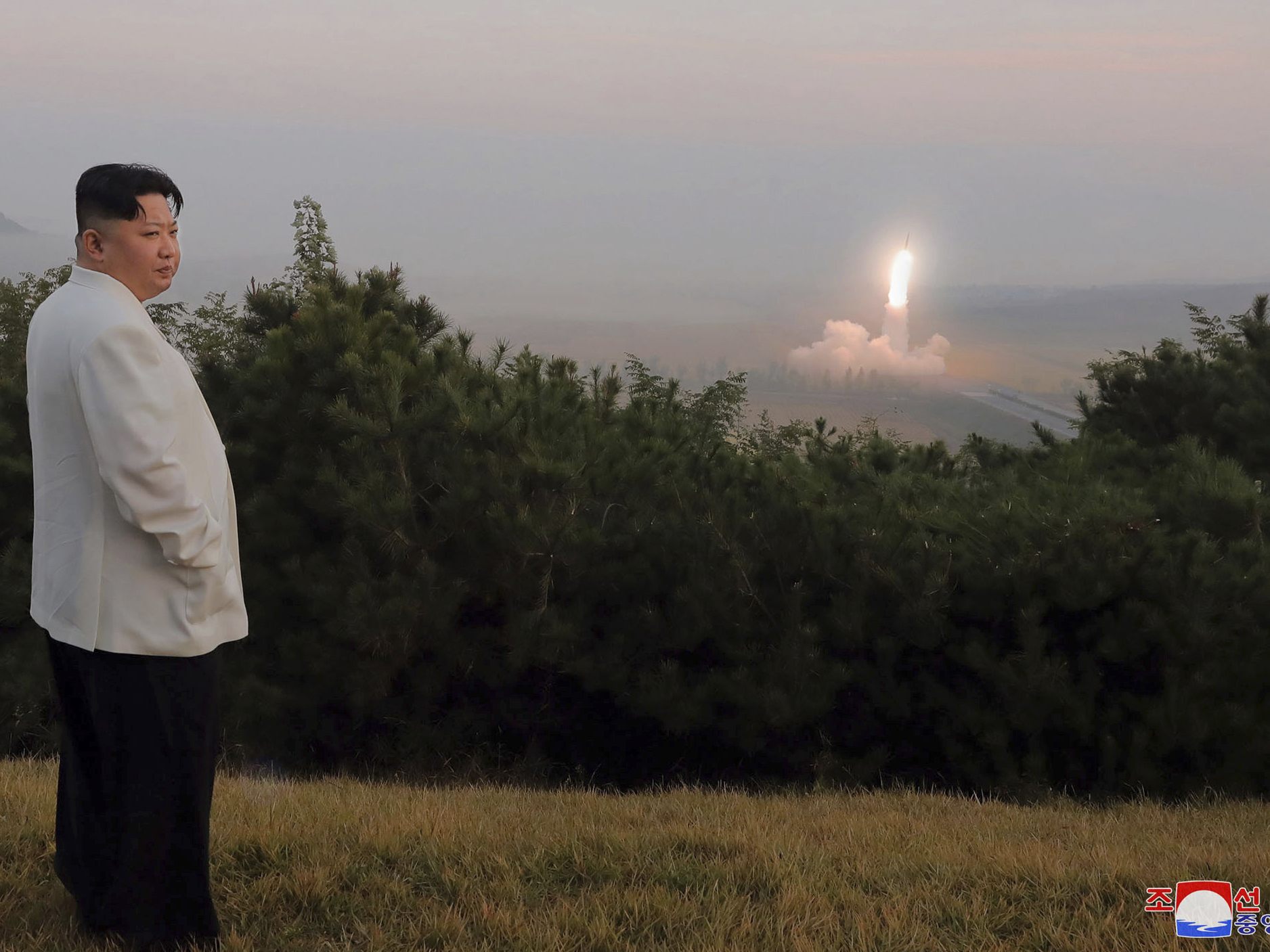 Nordkorea führte zuletzt ungewohnt häufig Raketentests durch - Machthaber Kim Jong-Un ist bei solchen Tests oft persönlich anwesend. Nordkorea führte zuletzt ungewohnt häufig Raketentests durch - Machthaber Kim Jong-Un ist bei solchen Tests oft persönlich anwesend.