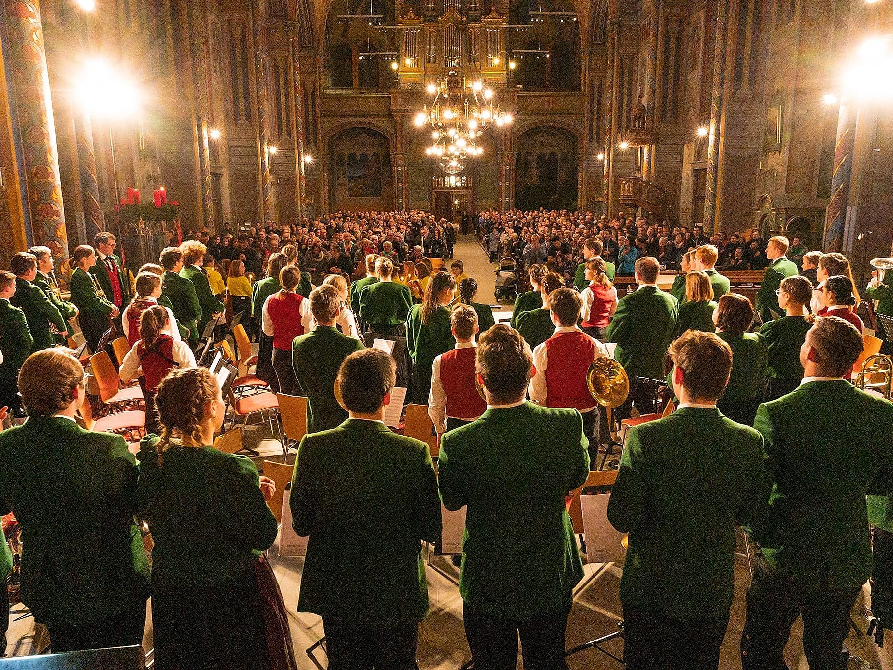 Im stimmungsvollen Ambiente der Halter Kirche, werden Helden des Alltags musikalisch in den Mittelpunkt gerückt. Im stimmungsvollen Ambiente der Halter Kirche, werden Helden des Alltags musikalisch in den Mittelpunkt gerückt.
