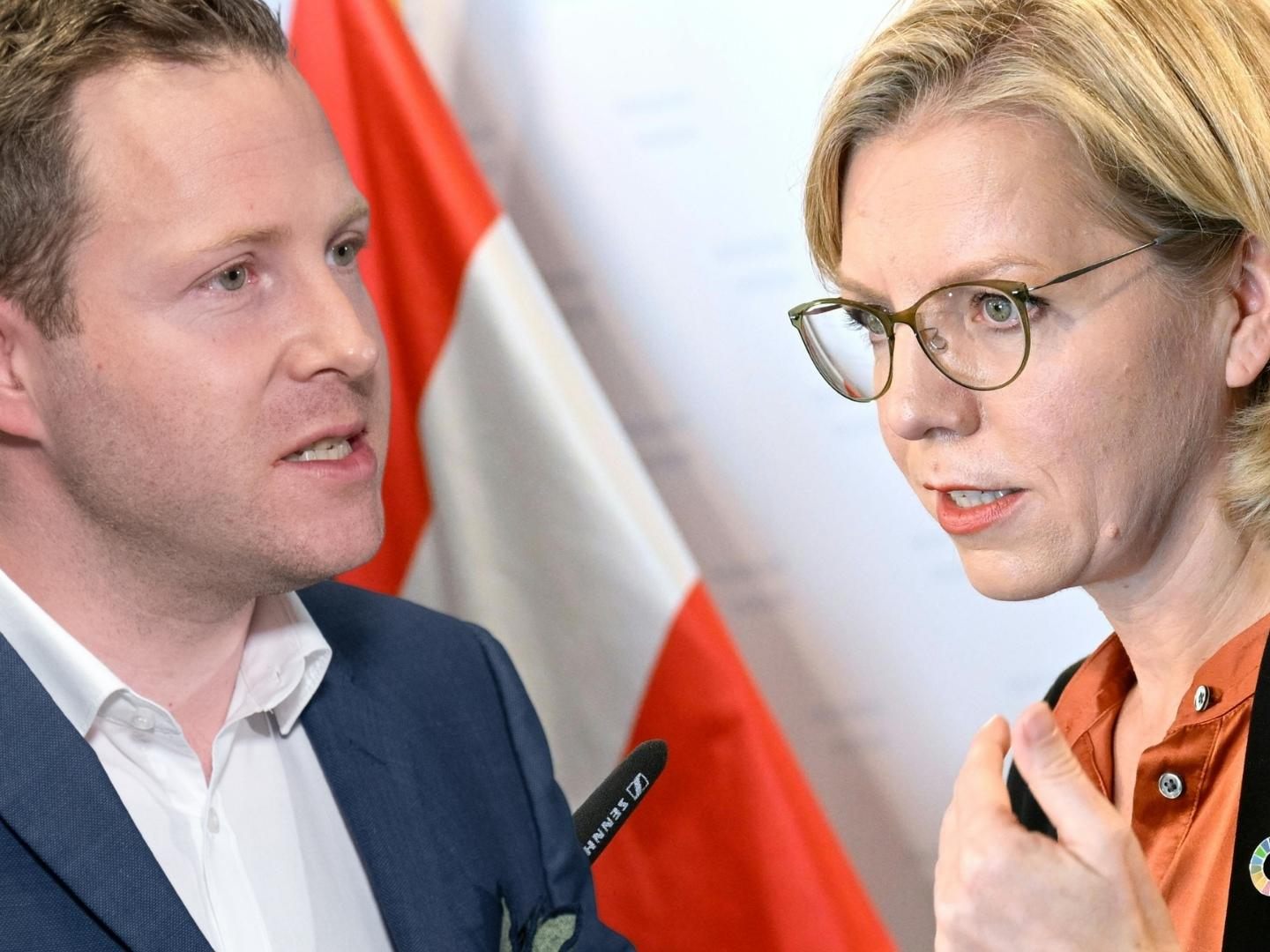 FPÖ (l. Schnedlitz) und NEOS ärgern sich über Gewesslers (r.) Anfragebeantwortungen.