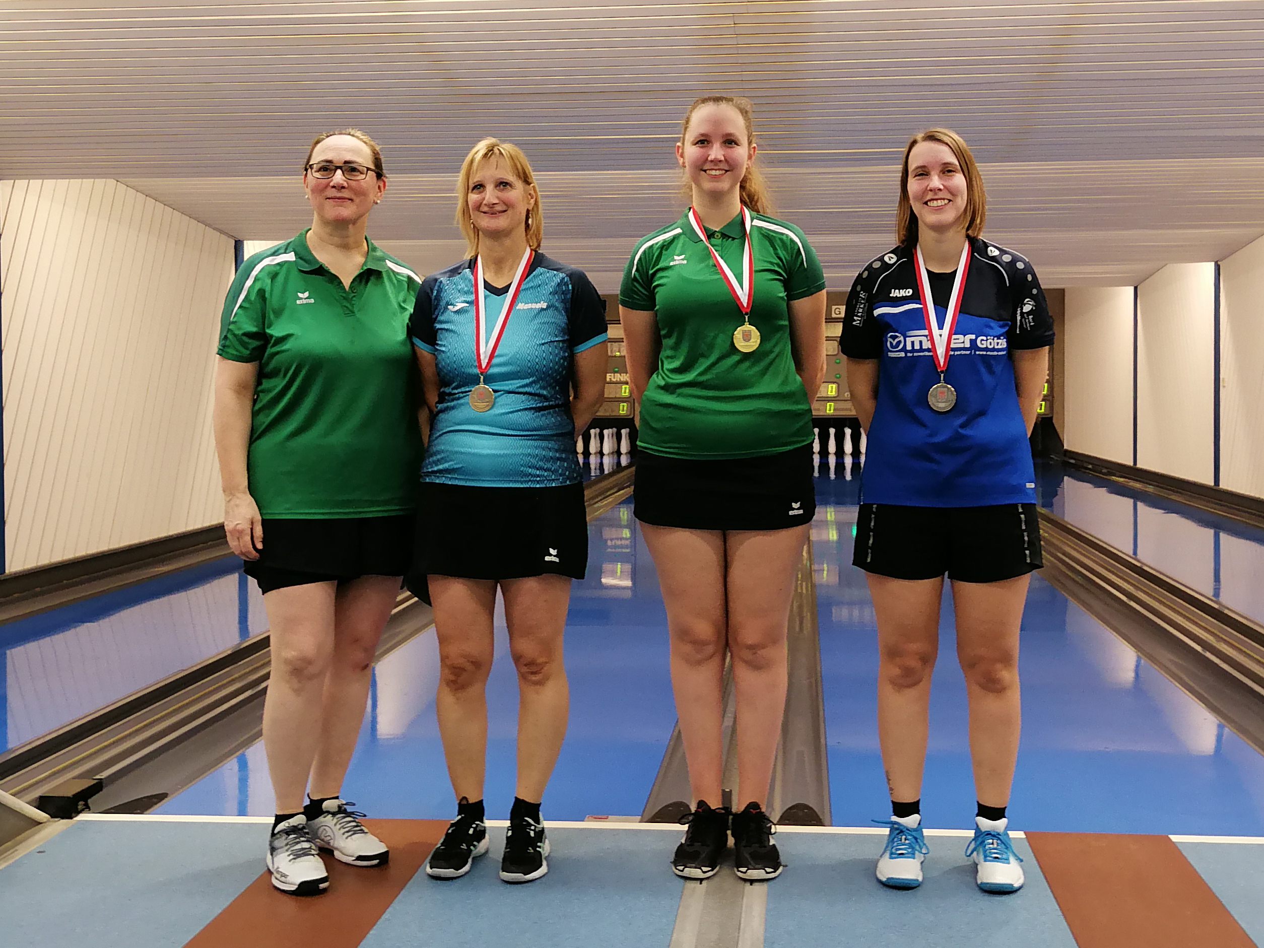 Die erfolgreichen Damen beim Sportkegeln: Ursula Zumtobel, Manuela Zudrell, Lena Baumgartner und Stefanie Sieber (v.l.n.re.) Die erfolgreichen Damen beim Sportkegeln: Ursula Zumtobel, Manuela Zudrell, Lena Baumgartner und Stefanie Sieber (v.l.n.re.)