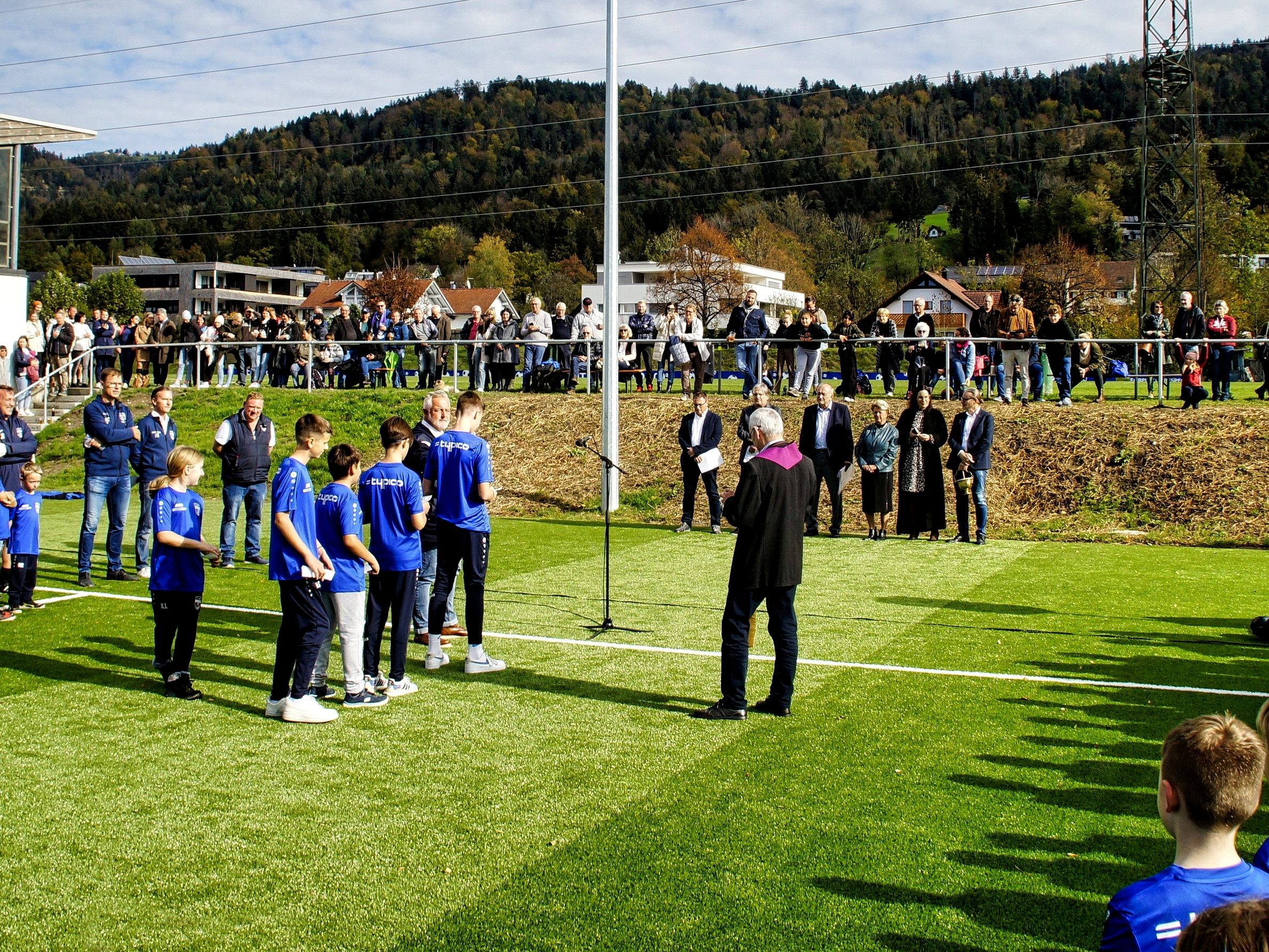 Mit der Errichtung eines neuen Kunstrasen-Platzes auf der Sportanlage Hoferfeld für einen ganzjährigen Trainings- und Spielbetrieb ging für die große Lochauer Fußballfamilie ein lang gehegter Wunsch in Erfüllung. Mit der Errichtung eines neuen Kunstrasen-Platzes auf der Sportanlage Hoferfeld für einen ganzjährigen Trainings- und Spielbetrieb ging für die große Lochauer Fußballfamilie ein lang gehegter Wunsch in Erfüllung.