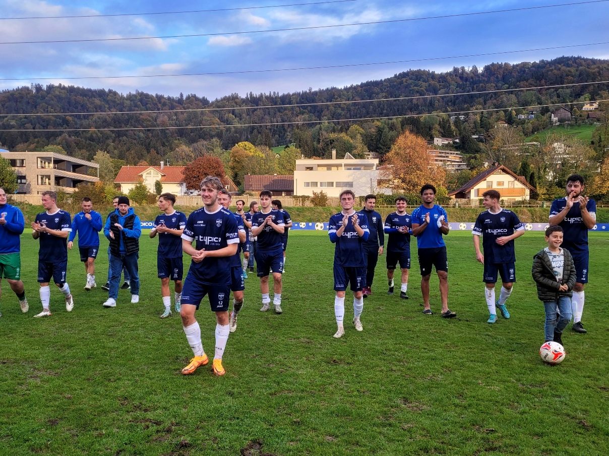 Die Kampfmannschaft des SV typico Lochau steht nach 18 von 30 Runden auf dem ausgezeichneten 2. Tabellenplatz der Vorarlbergliga. Über einige Runden hielt man sogar die Tabellenführung. Die Kampfmannschaft des SV typico Lochau steht nach 18 von 30 Runden auf dem ausgezeichneten 2. Tabellenplatz der Vorarlbergliga. Über einige Runden hielt man sogar die Tabellenführung.