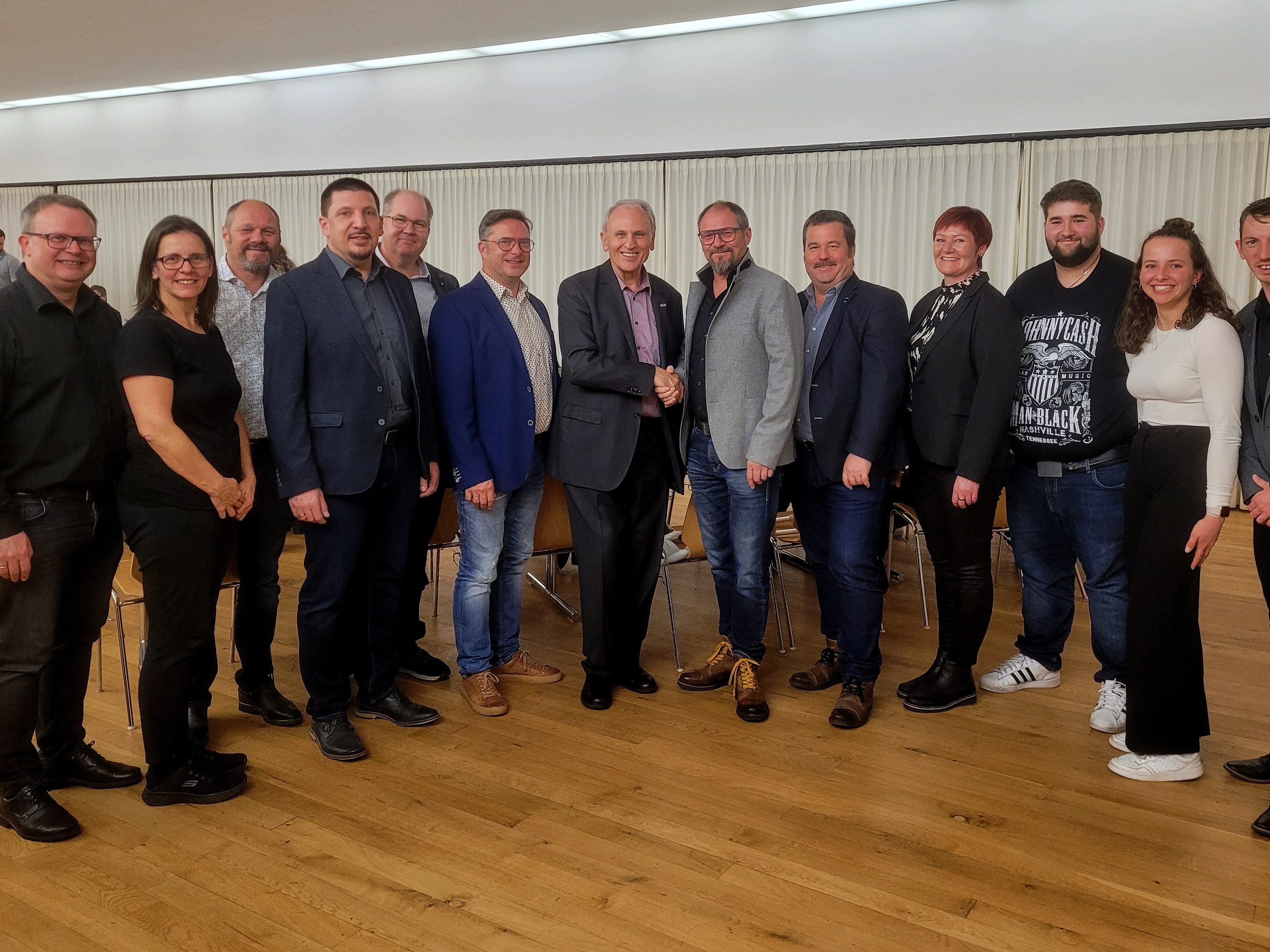 Historischer Vorstandswechsel beim Musikverein Lochau: Ehrenvorstand Wolfram Baldauf übergibt sein Amt nach insgesamt 23 arbeitsintensiven Jahren an Helmut Immler. Im Bild von links mit dem Team des Musikvereinsausschusses mit Michael und Michaela Schmid, Roland Immler, Volker Stefani, Martin Mark, Kapellmeister Harald Schele, Achim Langegg, Caroline Stefani, David Sprenger, Hannah Kaufmann und Lucas Rührnschopf. Historischer Vorstandswechsel beim Musikverein Lochau: Ehrenvorstand Wolfram Baldauf übergibt sein Amt nach insgesamt 23 arbeitsintensiven Jahren an Helmut Immler. Im Bild von links mit dem Team des Musikvereinsausschusses mit Michael und Michaela Schmid, Roland Immler, Volker Stefani, Martin Mark, Kapellmeister Harald Schele, Achim Langegg, Caroline Stefani, David Sprenger, Hannah Kaufmann und Lucas Rührnschopf.