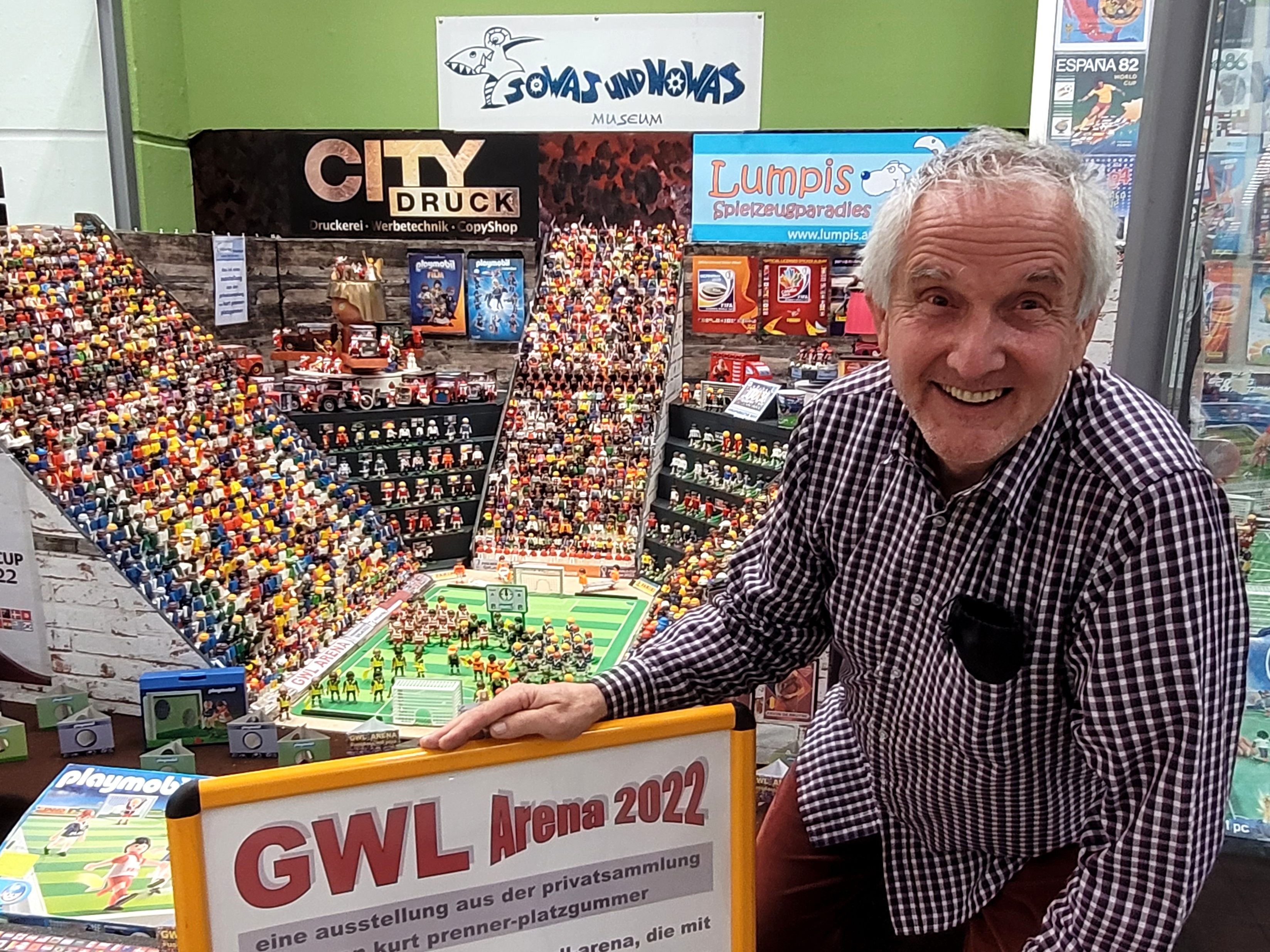 Der Lochauer Sammelprofi Kurt Prenner-Platzgummer präsentiert im GWL in Bregenz eine „Miniatur-Fußball-Arena“ mit über zweitausend Playmobil-Figuren sowie zahlreichen anderen Sammelobjekten.