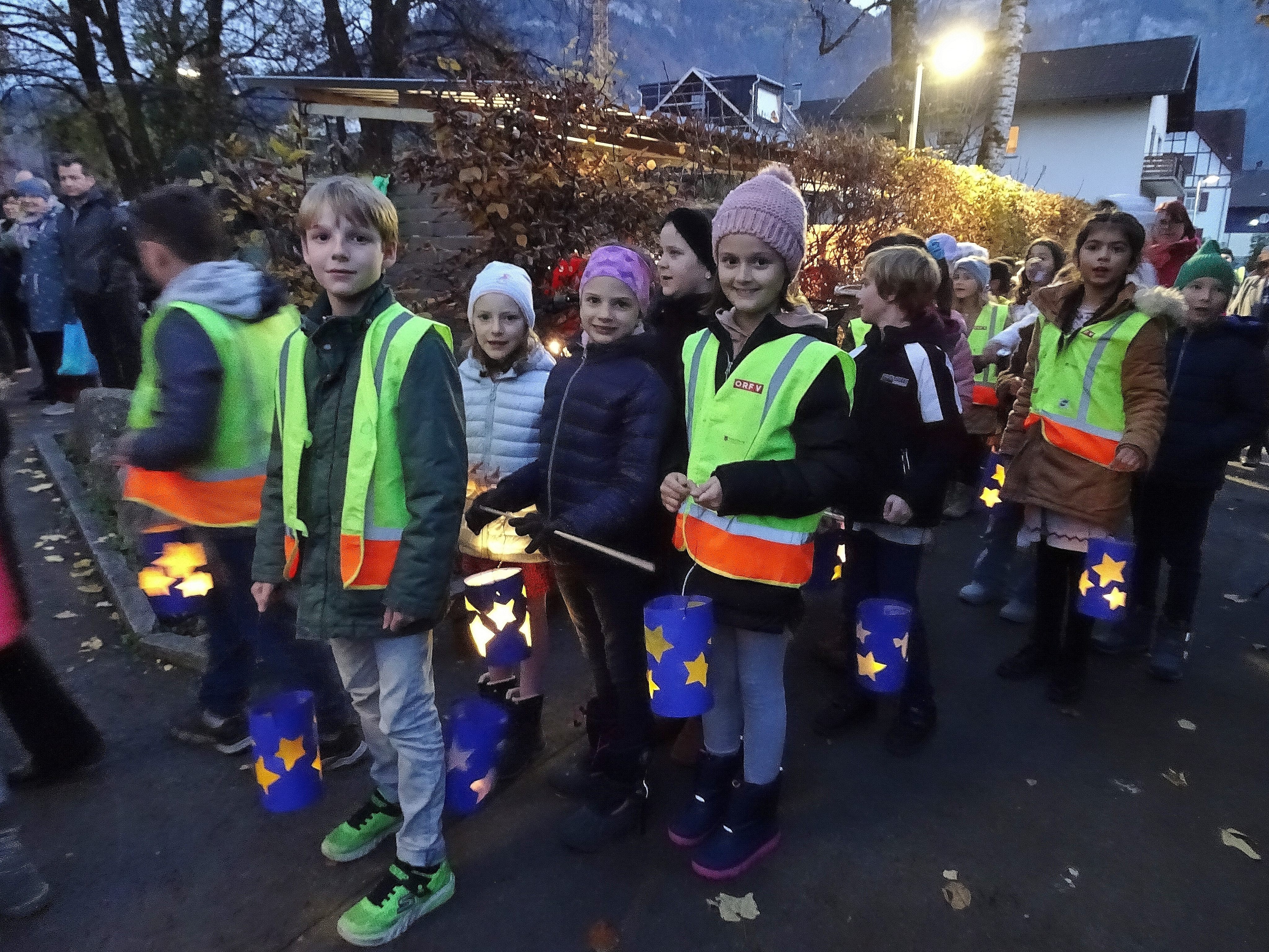 Stolz präsentierten die Kinder ihre selbst gebastelten Laternen. Stolz präsentierten die Kinder ihre selbst gebastelten Laternen.