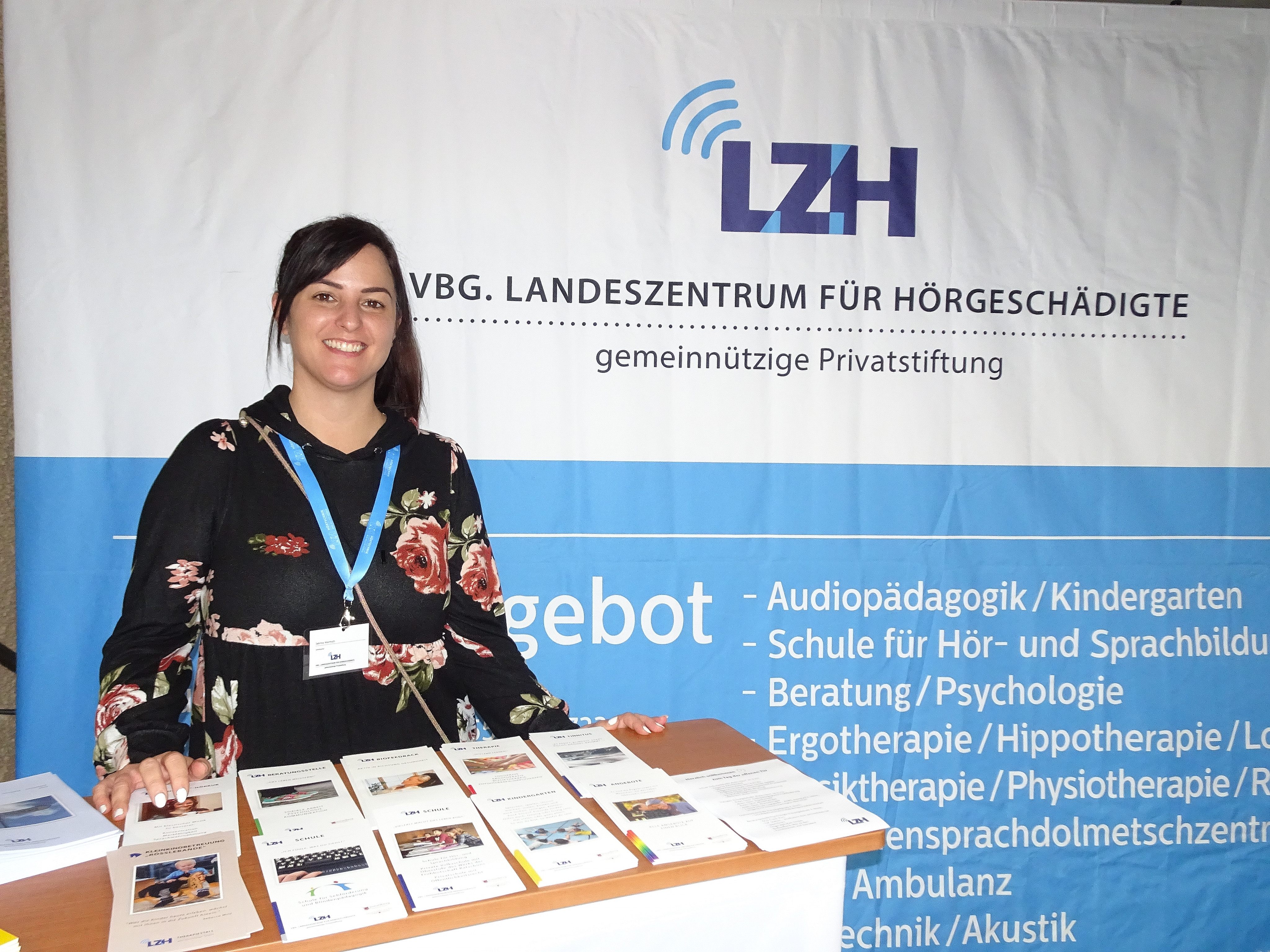 Sabrina Warmuth empfing die Gäste beim Tag der offenen Tür im LZH und versorgte diese mit Infos zu den verschiedenen Abteilungen. Sabrina Warmuth empfing die Gäste beim Tag der offenen Tür im LZH und versorgte diese mit Infos zu den verschiedenen Abteilungen.