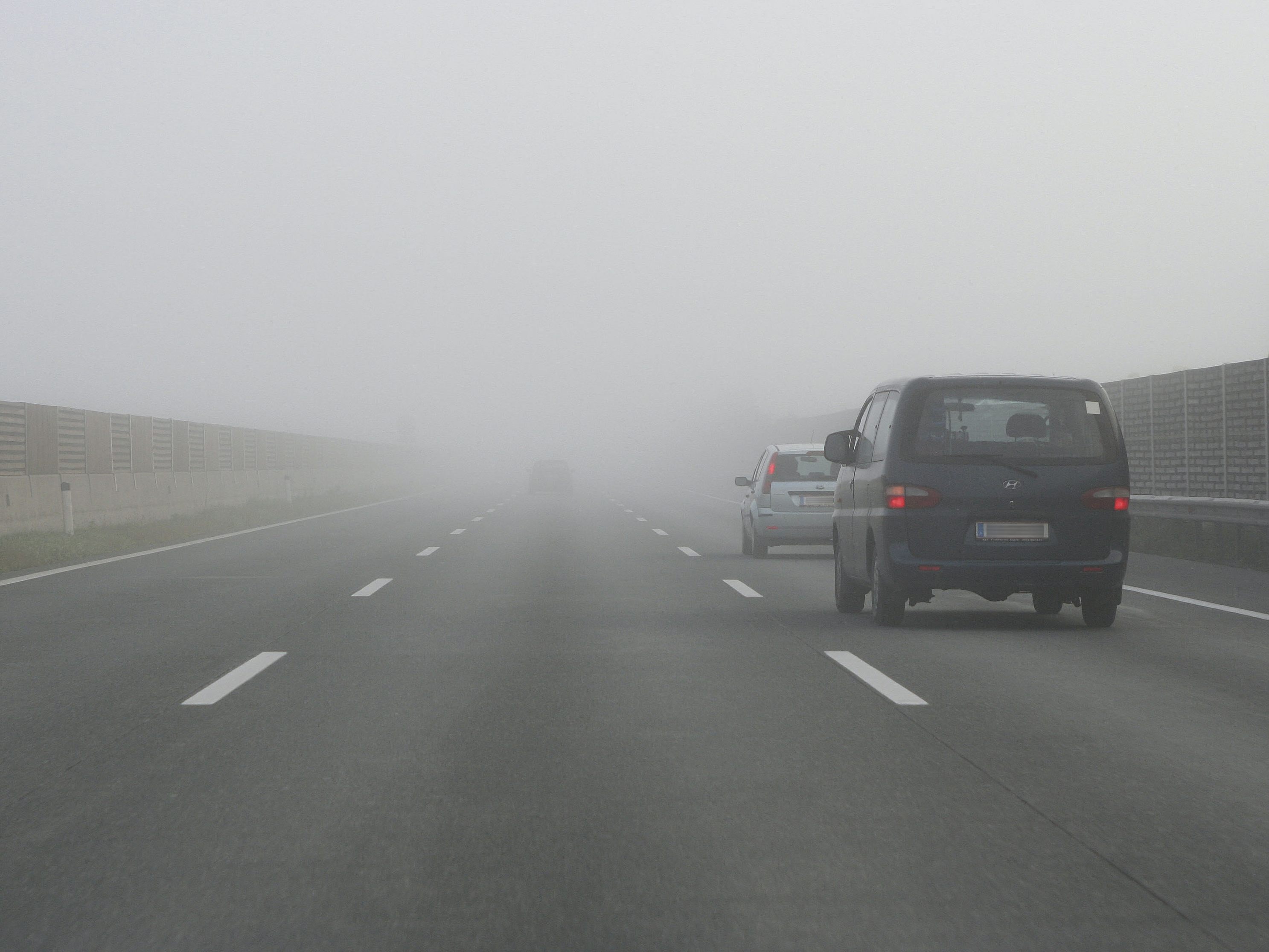 Das Tagfahrlicht ist bei Nebel nicht ausreichend. Das Tagfahrlicht ist bei Nebel nicht ausreichend.
