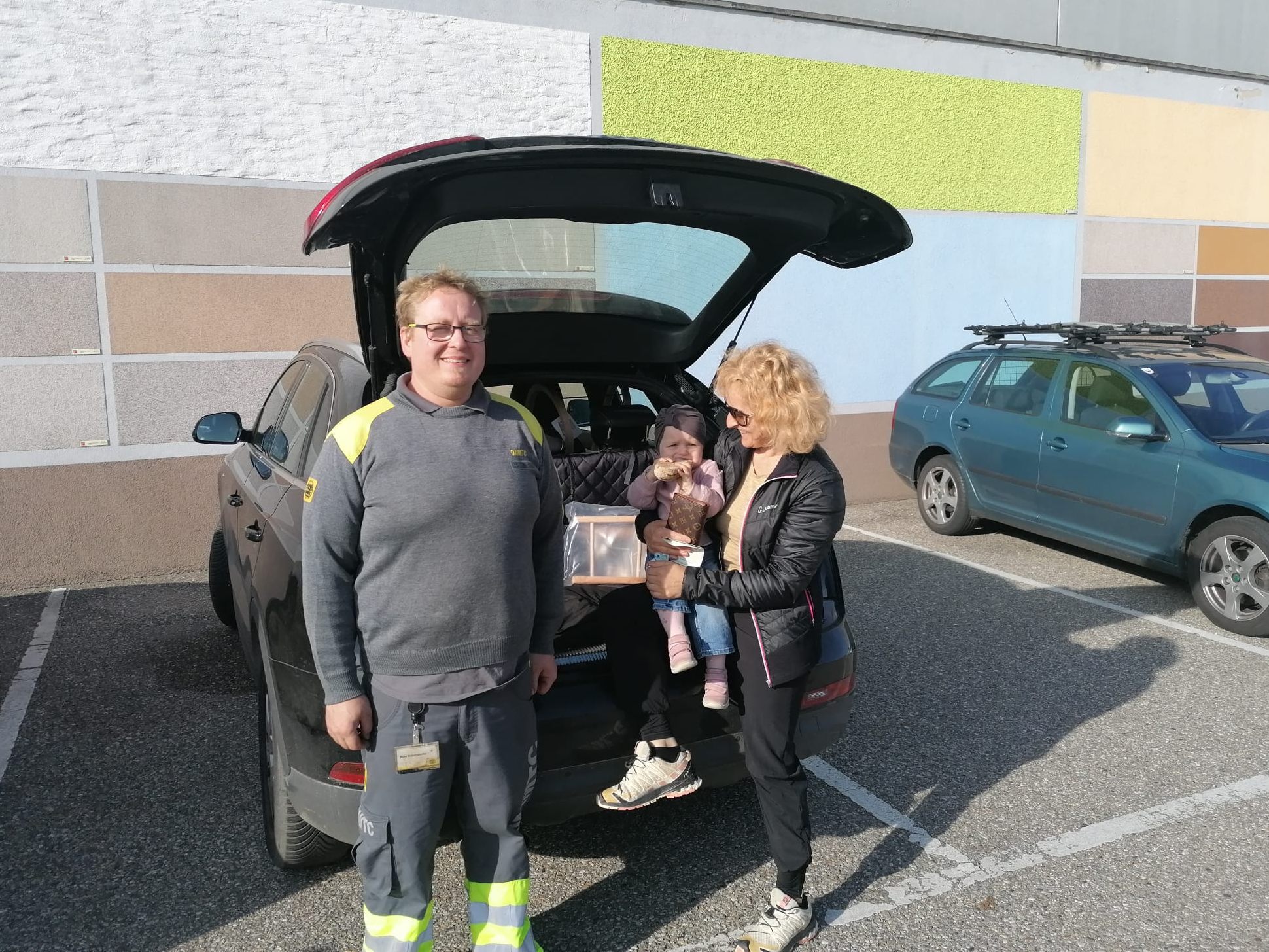Die einjährige Paula konnte von Rene Reikersdorfer aus dem versperrten Auto befreit werden. Die einjährige Paula konnte von Rene Reikersdorfer aus dem versperrten Auto befreit werden.