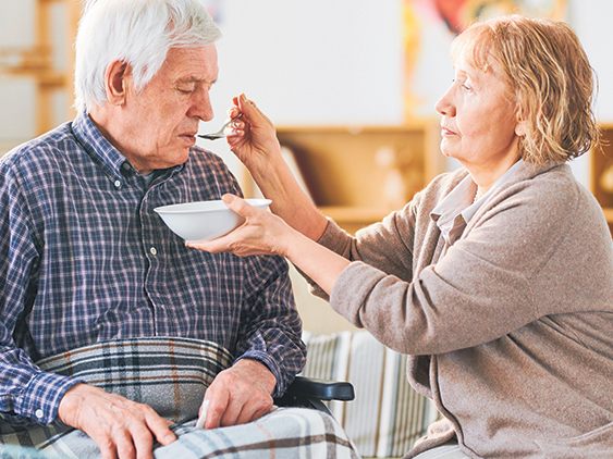 Pflegende Angehörige brauchen dringend Unterstützung. Das AK-Modell für Ausbildung und Bezahlung liegt seit zwei Jahren beim Land. (Foto: pressmaster/adobe.stock)