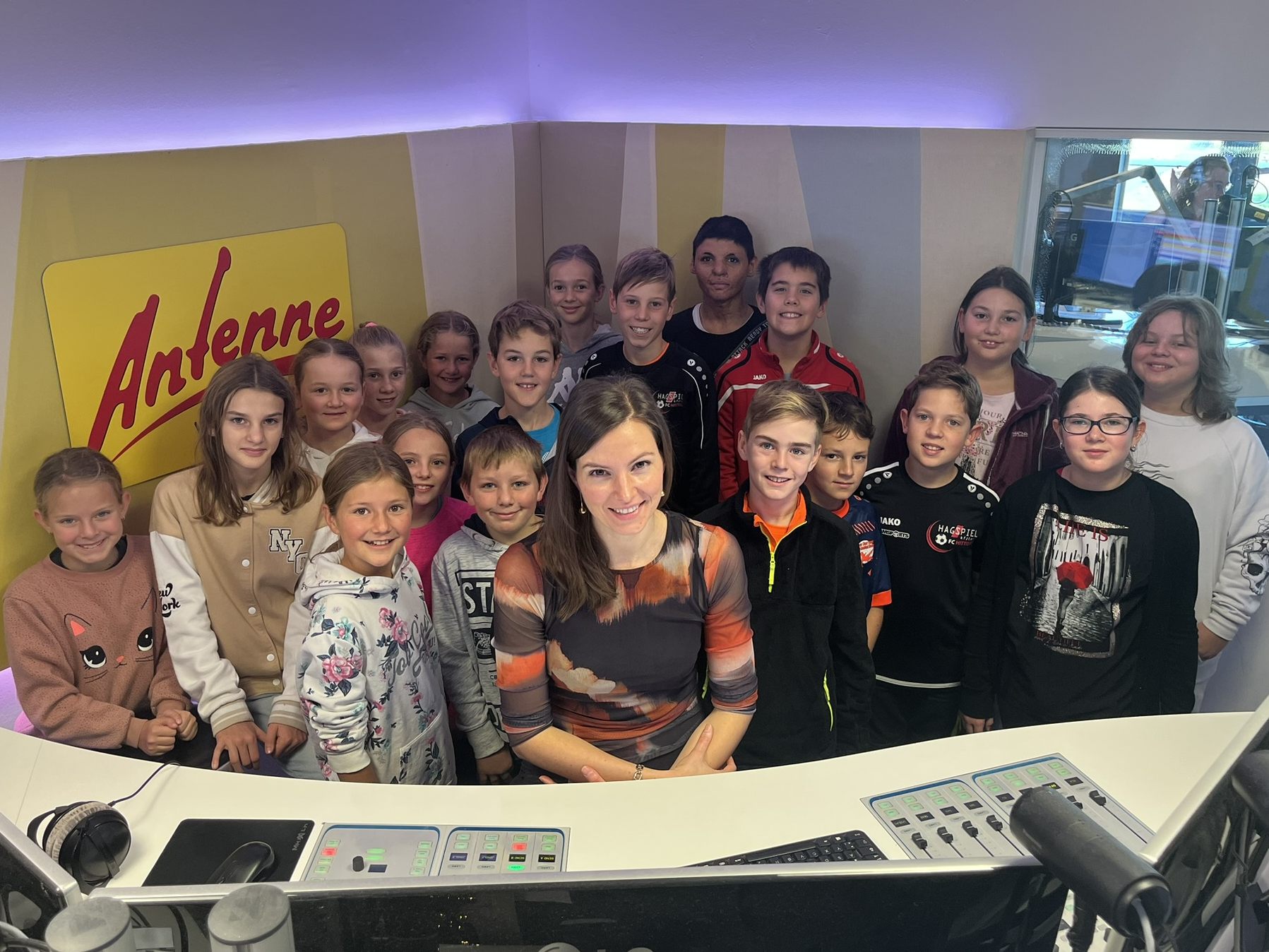 Die Schülerinnen und Schüler zu Besuch im Studio bei Antenne-Moderatorin Isabella Canaval. Die Schülerinnen und Schüler zu Besuch im Studio bei Antenne-Moderatorin Isabella Canaval.