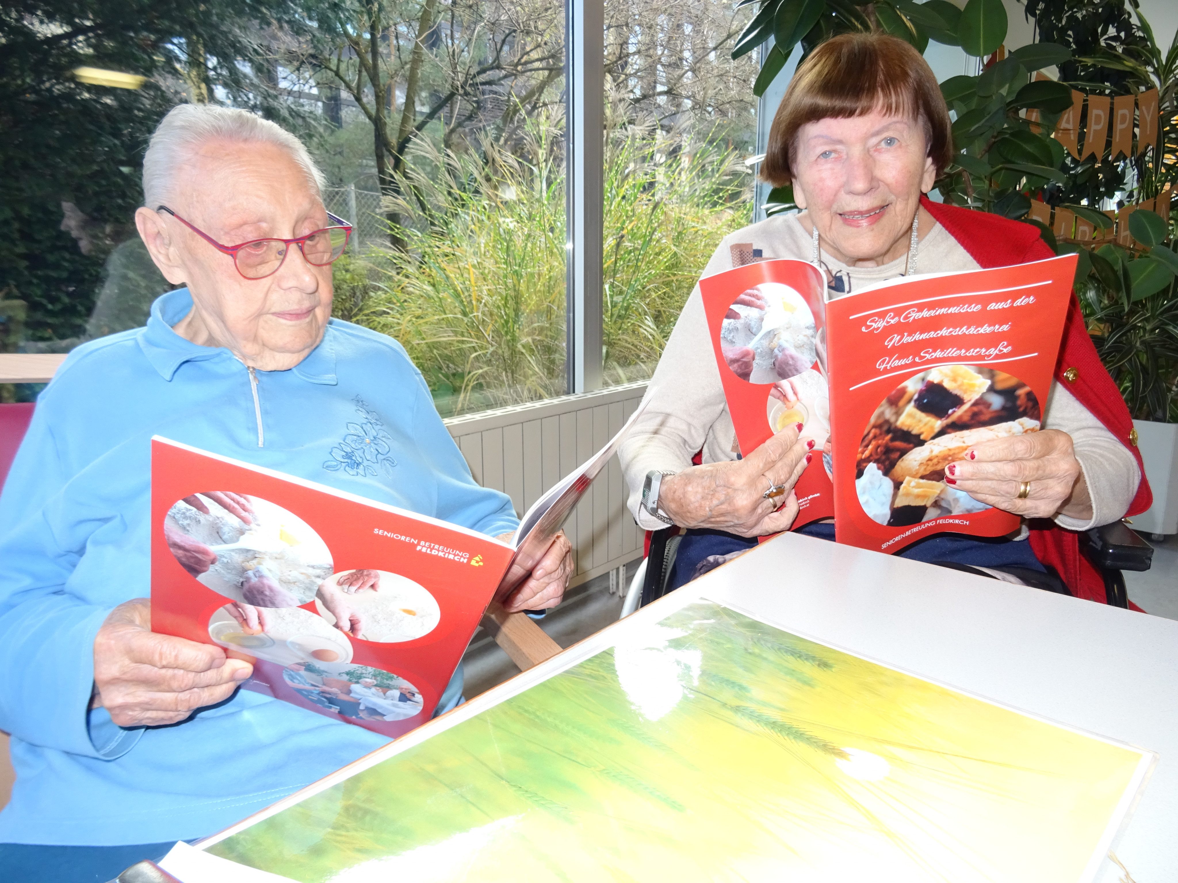 Stolz schmökern die Bewohnerinnen in der druckfrischen Rezeptsammlung. Stolz schmökern die Bewohnerinnen in der druckfrischen Rezeptsammlung.