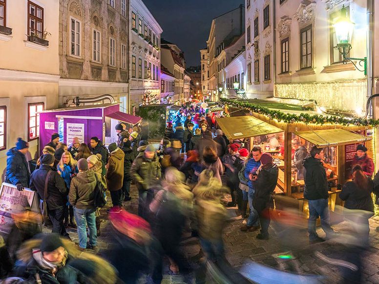 Durch schmale Gassen mit dicht gedrängten Gebäuden schlängelt sich der Weihnachtsmarkt am Spittelberg.