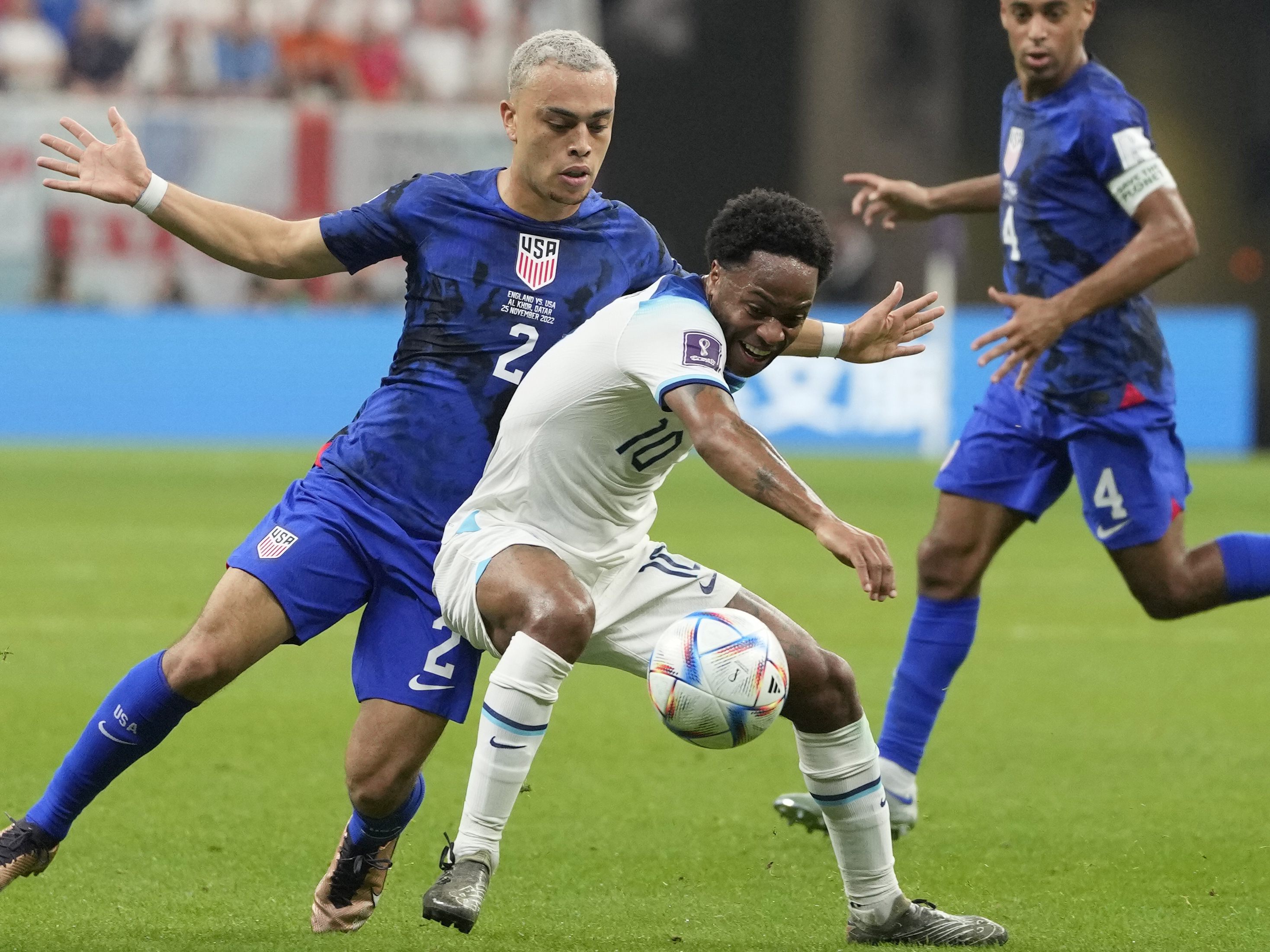 Auch Sterling konnte keine entscheidenden Akzente für die Engländer setzen. Auch Sterling konnte keine entscheidenden Akzente für die Engländer setzen.