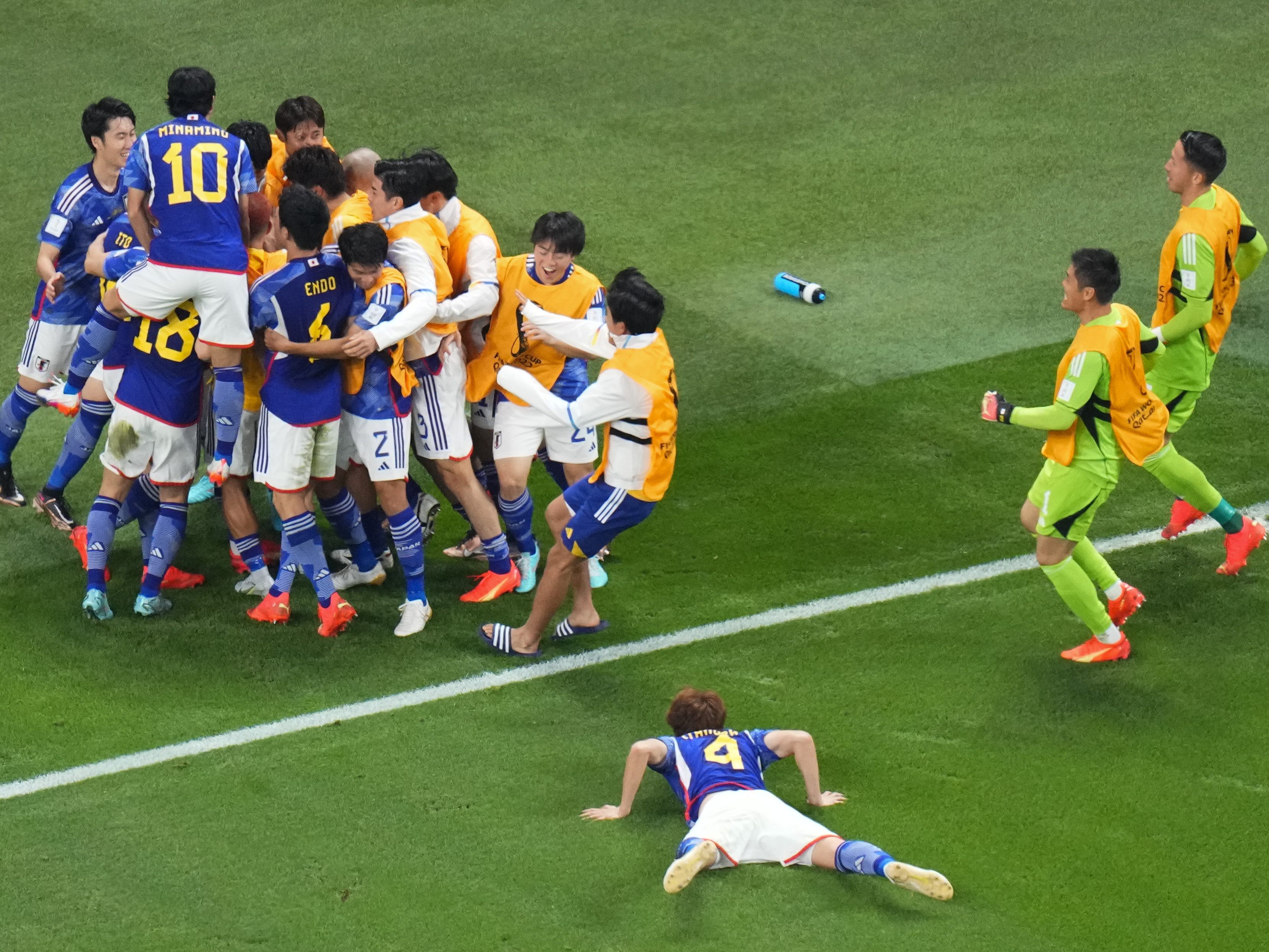 Japan konnte sich bei der Fußball-WM überraschend gegen Deutschland durchsetzen. Im Bild eine Szene nach dem 2:1. Japan konnte sich bei der Fußball-WM überraschend gegen Deutschland durchsetzen. Im Bild eine Szene nach dem 2:1.