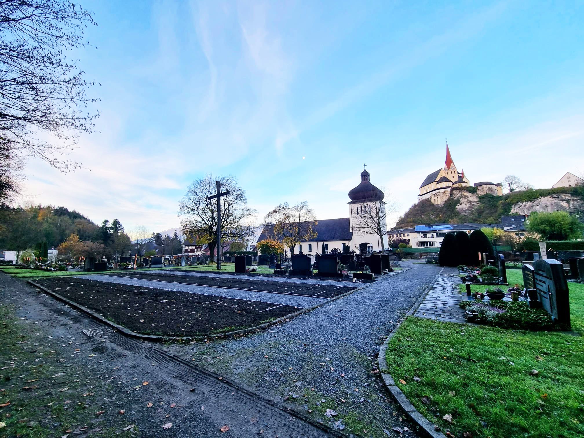 Die neuen Urnengräber auf dem Waldfriedhof in Rankweil.