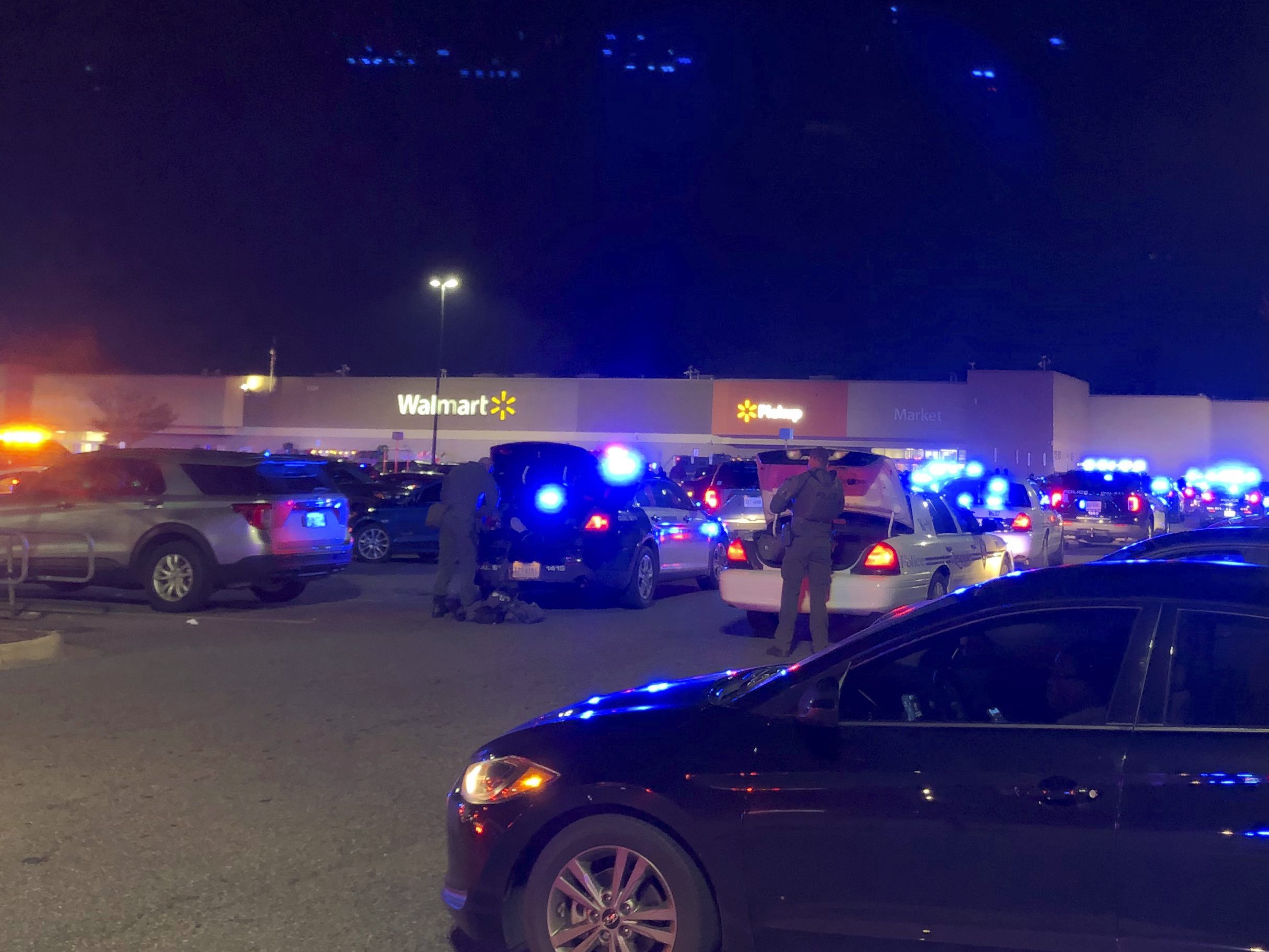 Die Tragödie ereignete sich vor einem Walmart-Supermarkt. Die Tragödie ereignete sich vor einem Walmart-Supermarkt.