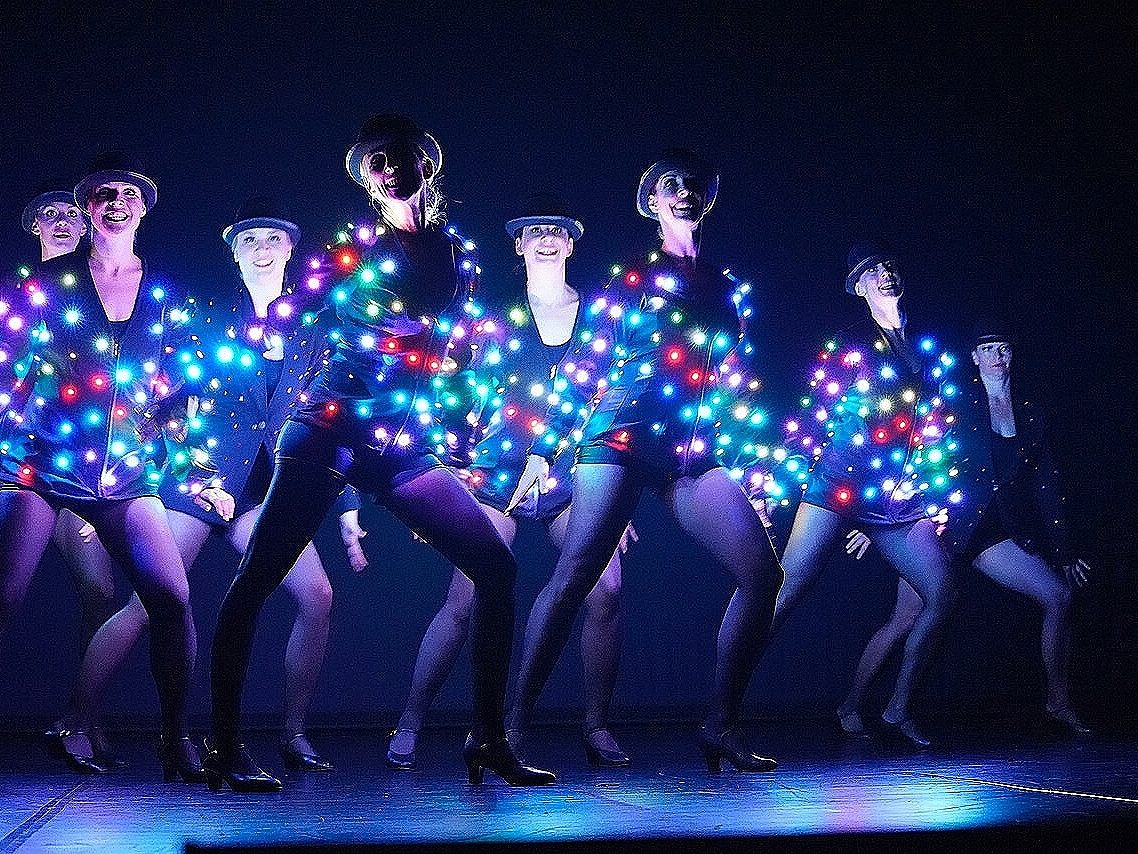 Am 7.12. gibt es im Dornbirner Kulturhaus eine große Tanzshow, die stimmungsvoll auf Weihnachten einstimmen soll. Am 7.12. gibt es im Dornbirner Kulturhaus eine große Tanzshow, die stimmungsvoll auf Weihnachten einstimmen soll.