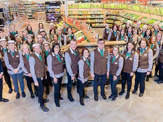 Marktleiter René Ditzer (mitte) freut sich gemeinsam mit seinem Team, die Kundinnen und Kunden wieder im EUROSPAR-Markt in Bregenz-Kronhalde begrüßen zu dürfen. © SPAR/Hirschbühl Fotografie