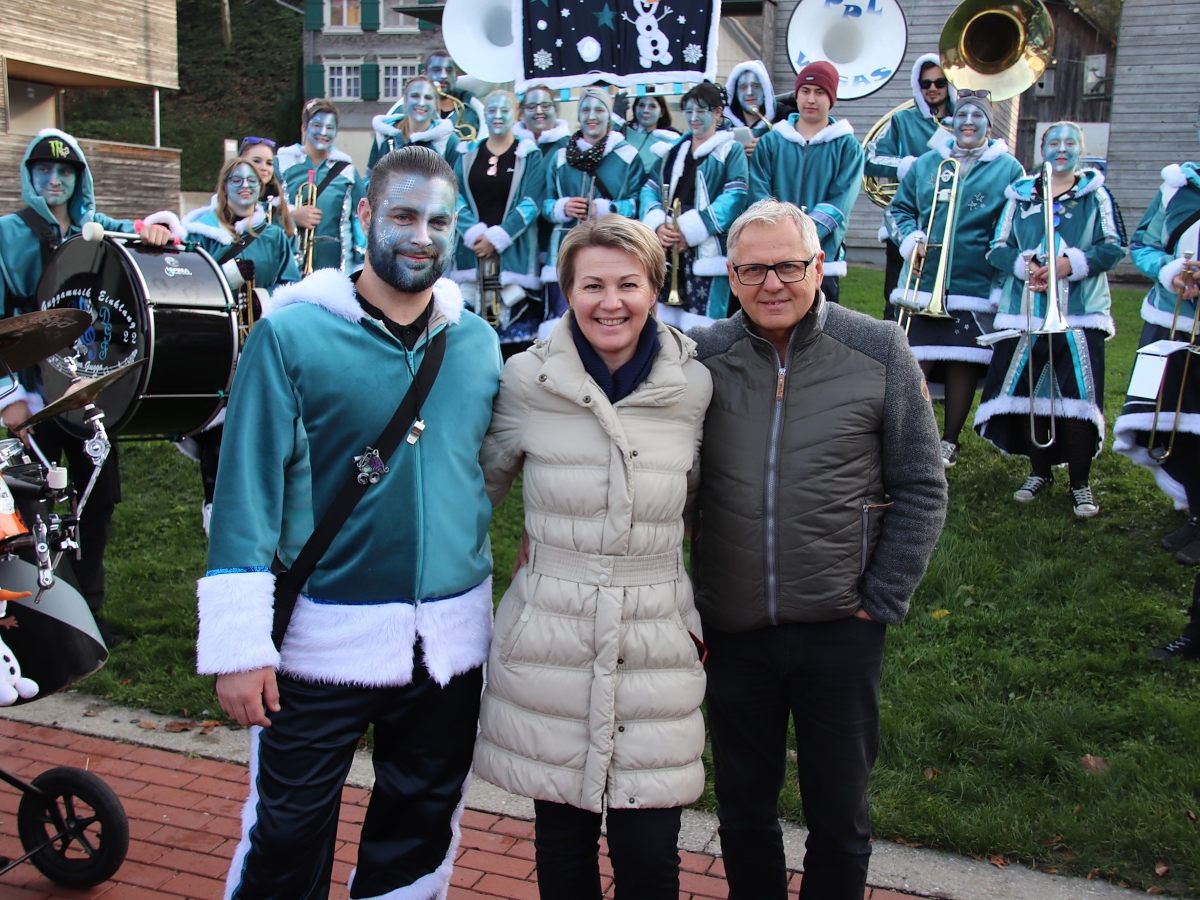 1)	Marcel Hehle mit Petra und Michael Fröwis.