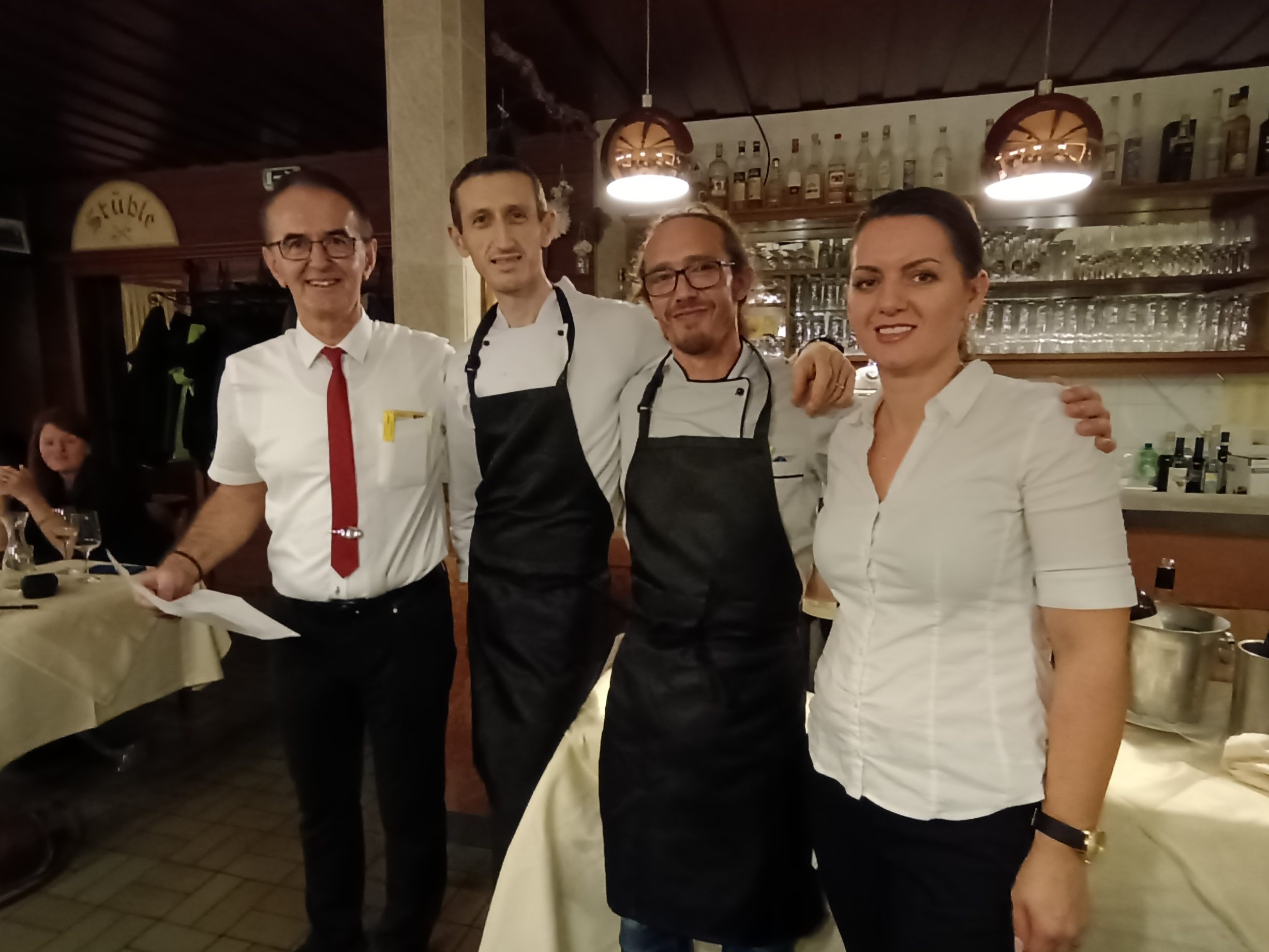 Viktor und Anita Dusevic mit dem Küchenteam von Catering 42.