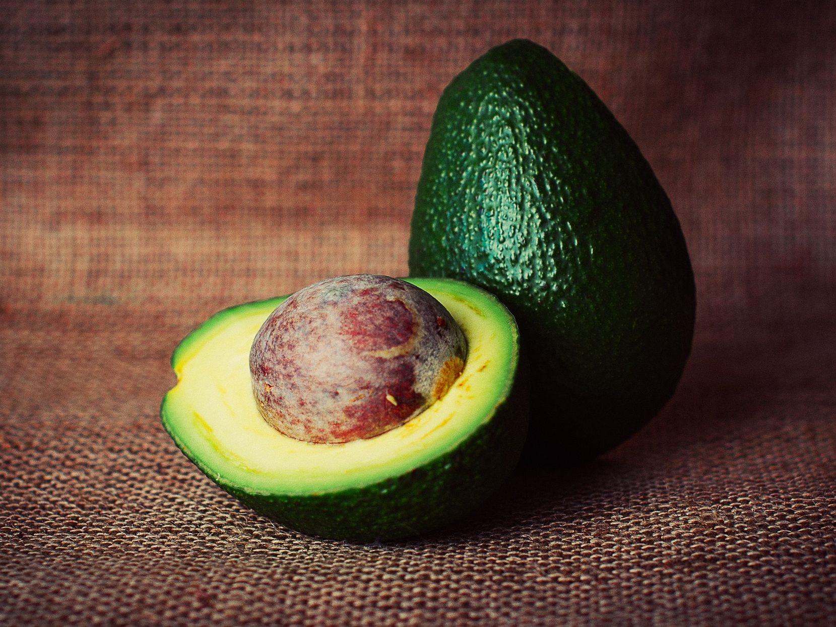 Avocadp kann ein guter Helfer bei trockener und rissiger Haut sein.