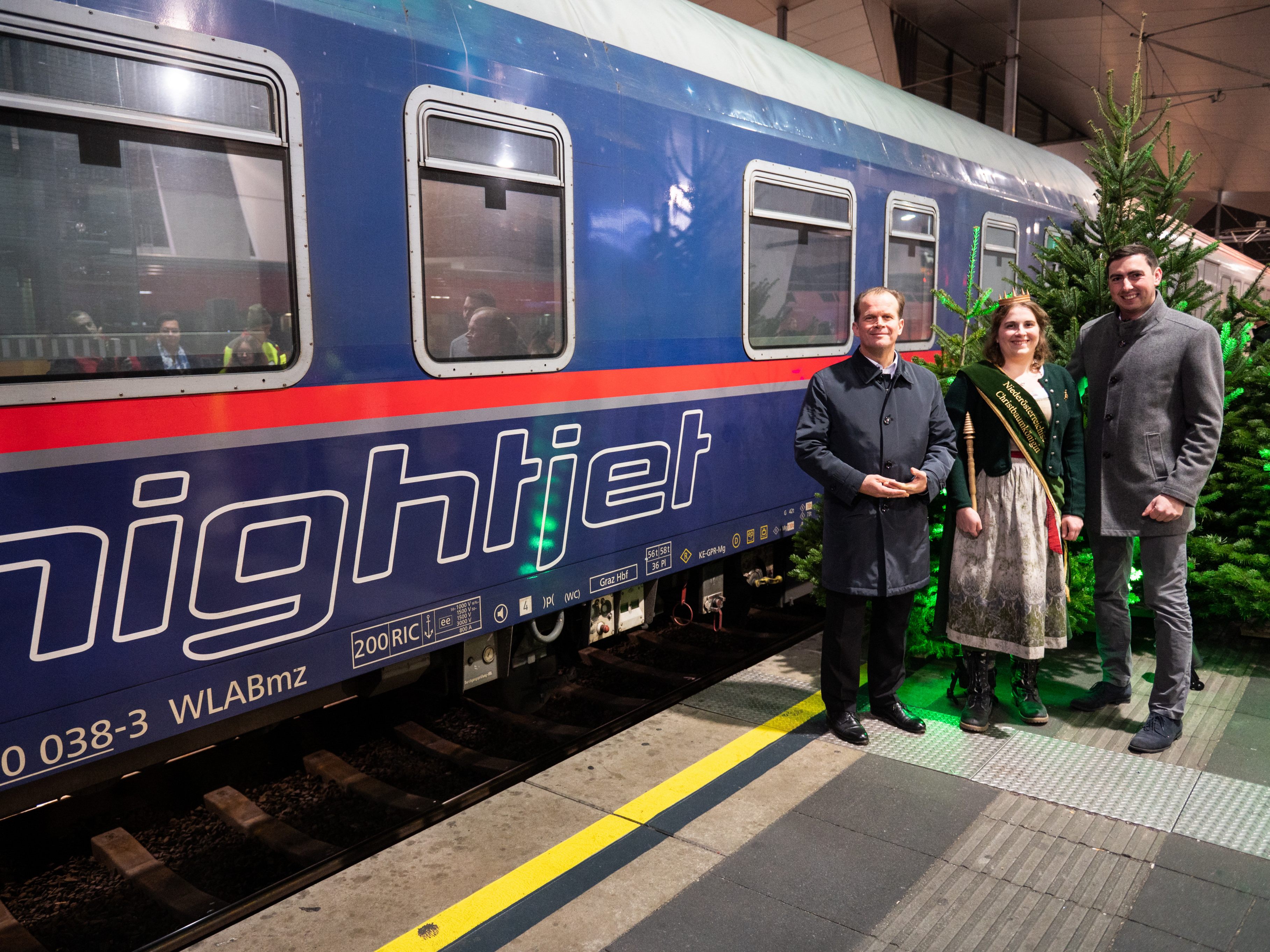 Gemeinsam mit der Niederösterreichischen Christbaumkönigin Ricarda Reithner haben Alexander Bernhuber und Klaus Garstenauer den Nightjet Richtung Brüssel verabschiedet. Gemeinsam mit der Niederösterreichischen Christbaumkönigin Ricarda Reithner haben Alexander Bernhuber und Klaus Garstenauer den Nightjet Richtung Brüssel verabschiedet.