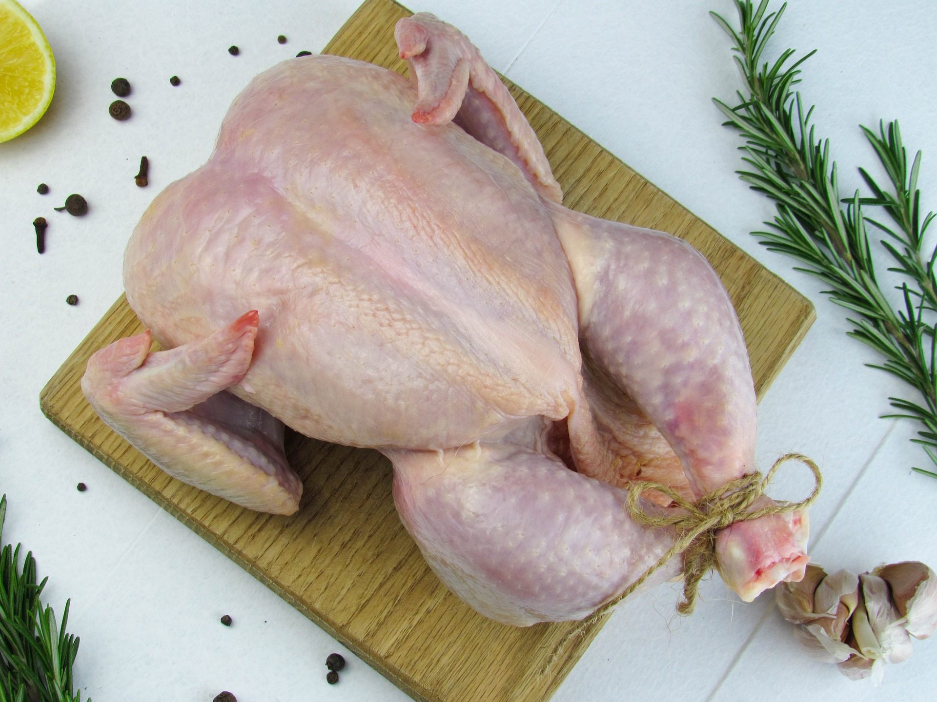 In einem rohen Huhn wurde eine Waffe entdeckt.