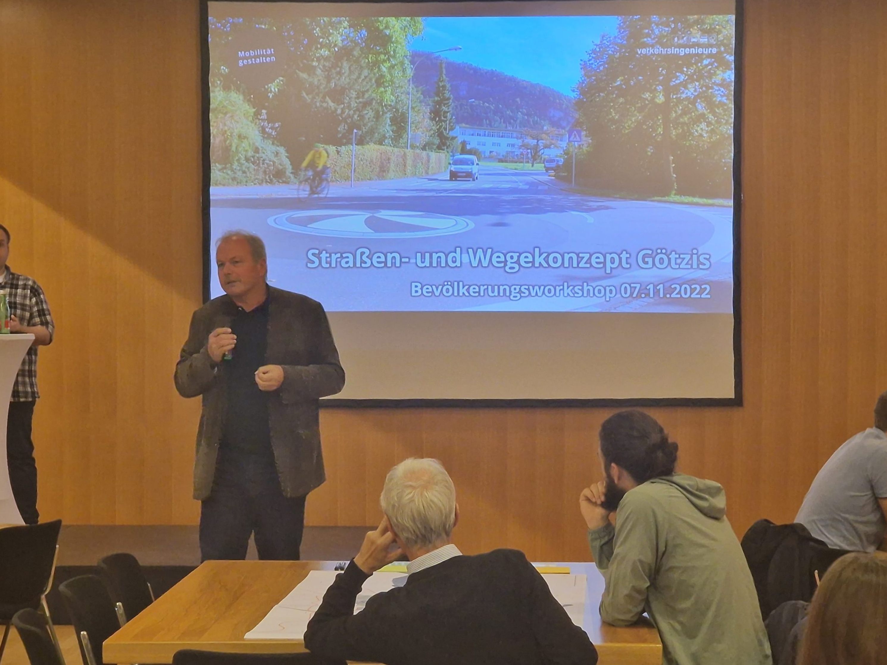 Bürgermeister Christian Loacker beim Start-Workshop zur Ausarbeitung des Straßen- und Wegekonzept Götzis Bürgermeister Christian Loacker beim Start-Workshop zur Ausarbeitung des Straßen- und Wegekonzept Götzis