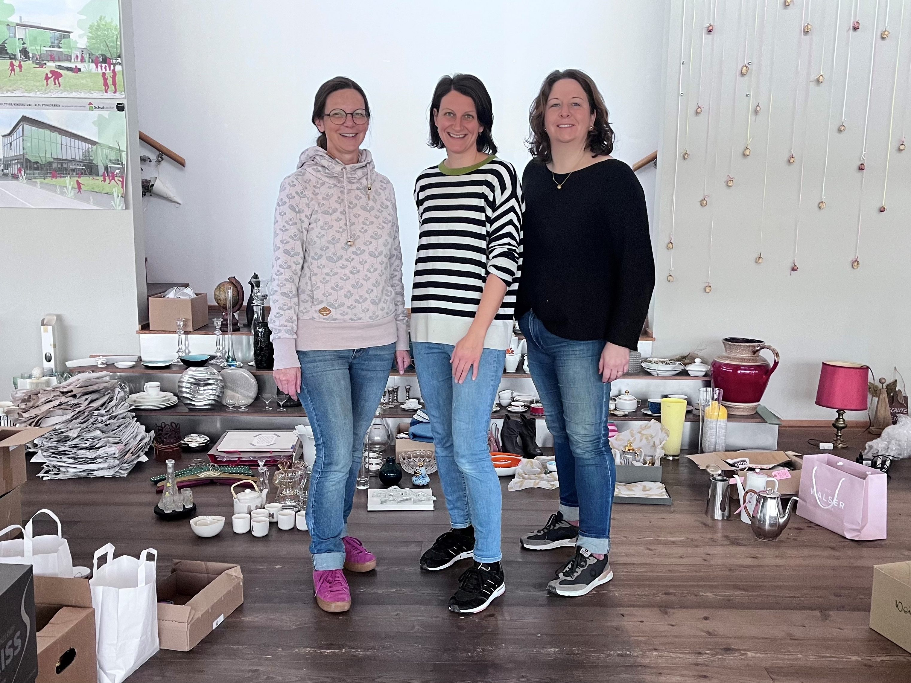 In der Alten Stuhlfabrik in Höchst findet kommenden Samstag ein besonderer Markt statt. Gabi Hampson, Andrea Hollenstein und Michaela Müller vom Verein Tatendrang setzen mit dem Markt ein Zeichen der Solidarität für die Menschen an den EU-Außengrenzen. In der Alten Stuhlfabrik in Höchst findet kommenden Samstag ein besonderer Markt statt. Gabi Hampson, Andrea Hollenstein und Michaela Müller vom Verein Tatendrang setzen mit dem Markt ein Zeichen der Solidarität für die Menschen an den EU-Außengrenzen.