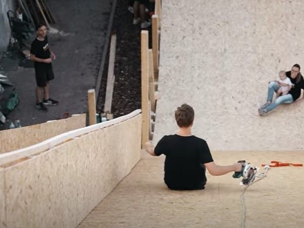 Proberutschen auf der Holzrampe. Proberutschen auf der Holzrampe.