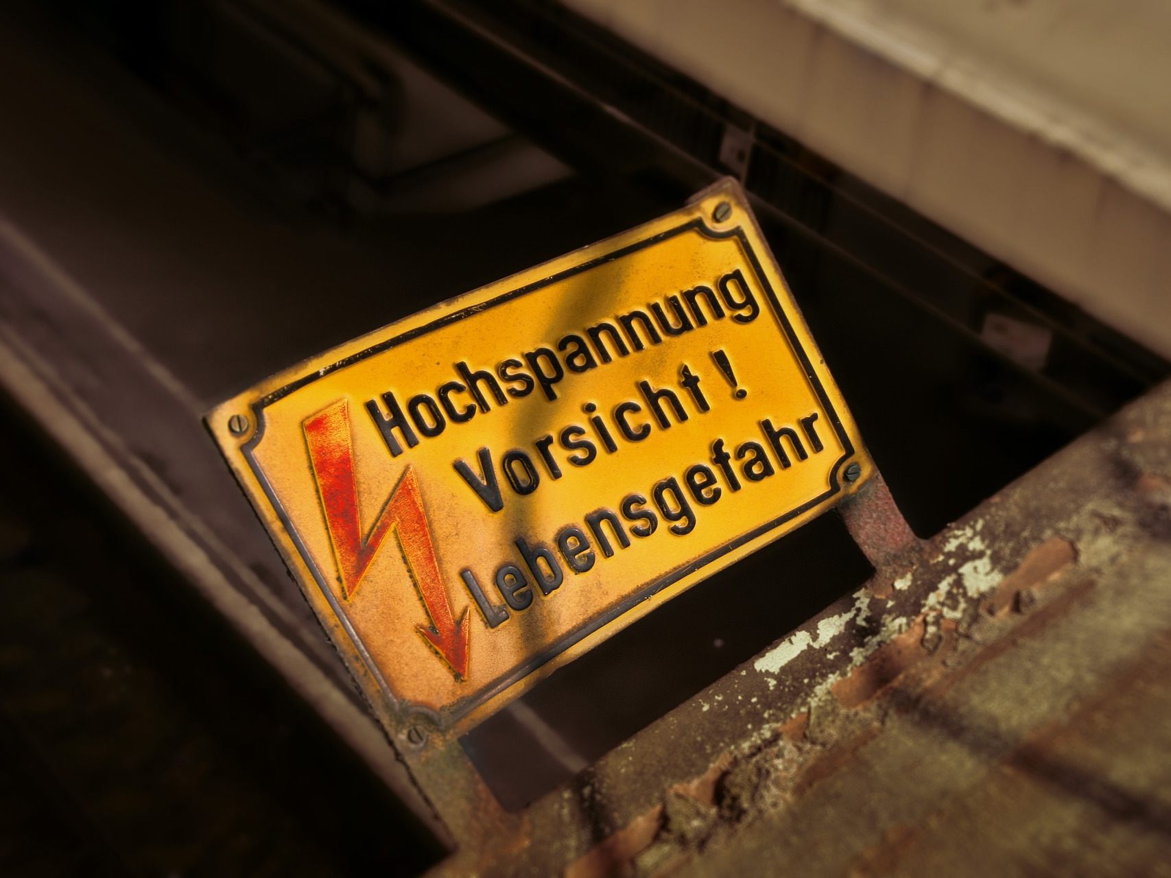 Ein 16-Jähriger schwebt nach einem Stromschlag in akuter Lebensgefahr. Ein 16-Jähriger schwebt nach einem Stromschlag in akuter Lebensgefahr.