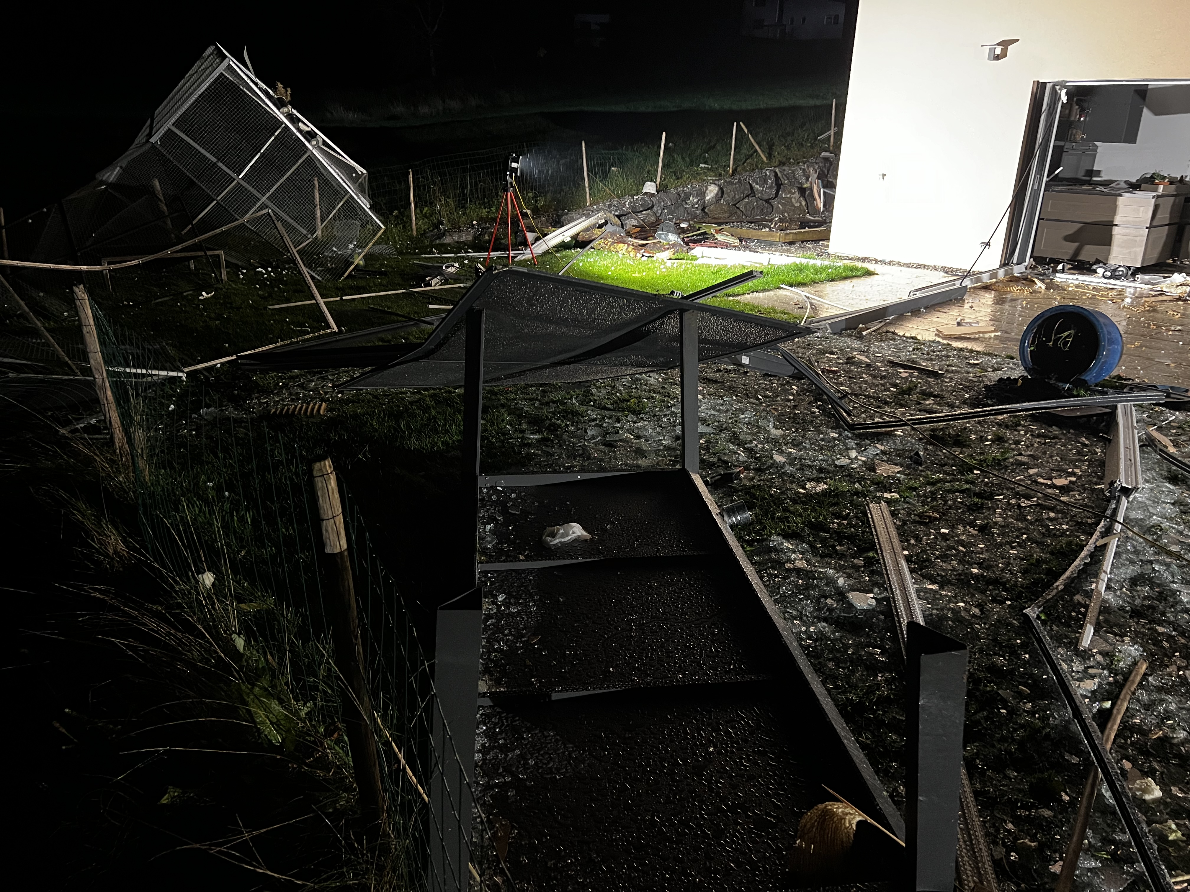 Ein Statiker soll im Laufe des Tages die Schäden am Gebäude begutachten. Das Haus ist derzeit unbewohnbar. 