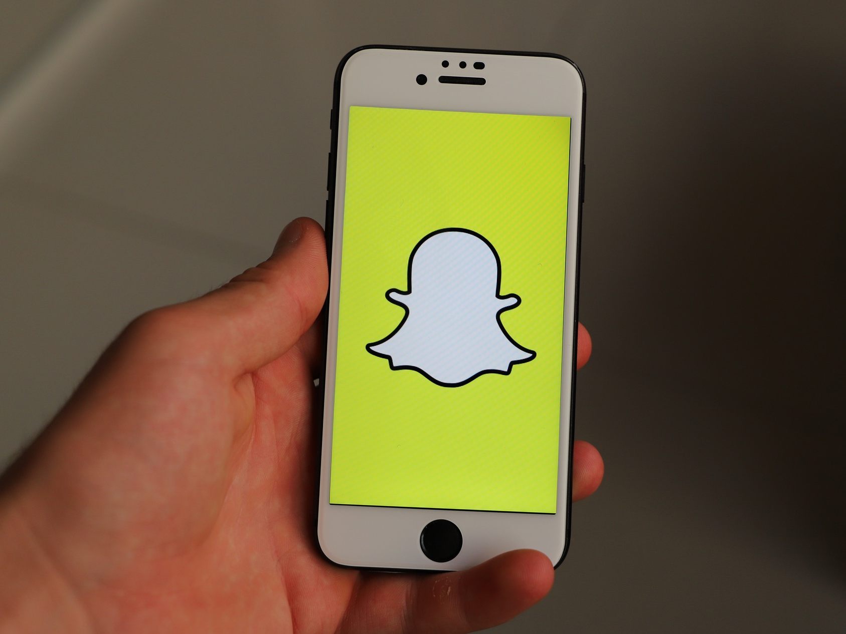 Ein Lehrer an einem Grazer Gymnasium soll minderjährigen Schülern Nacktfotos abgekauft haben, die die Minderjährigen ihm dann über Snapchat zukommen ließen.