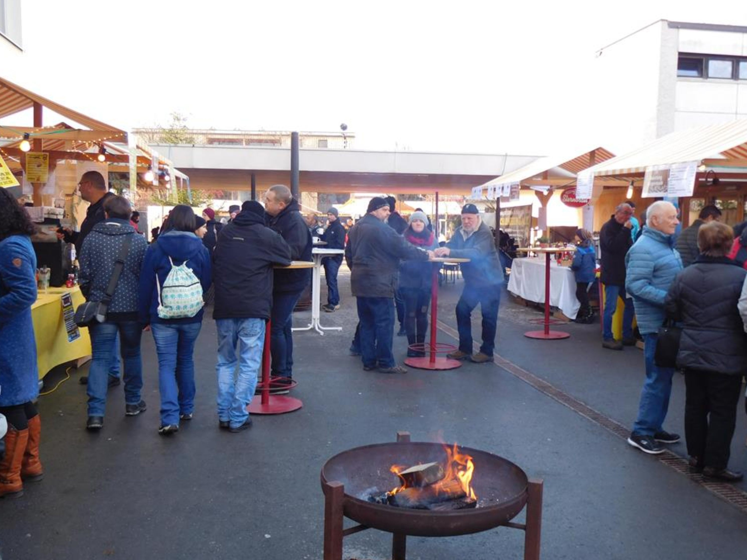 Der Mäderer Weihnachtsmarkt lädt in diesem Jahr wieder auf den Pausenhof der Volksschule