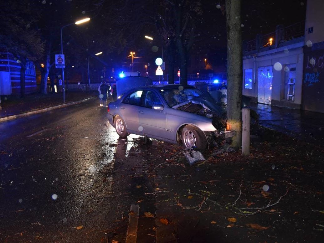 In Wien-Ottakring krachte ein Auto gegen einen Baum. In Wien-Ottakring krachte ein Auto gegen einen Baum.