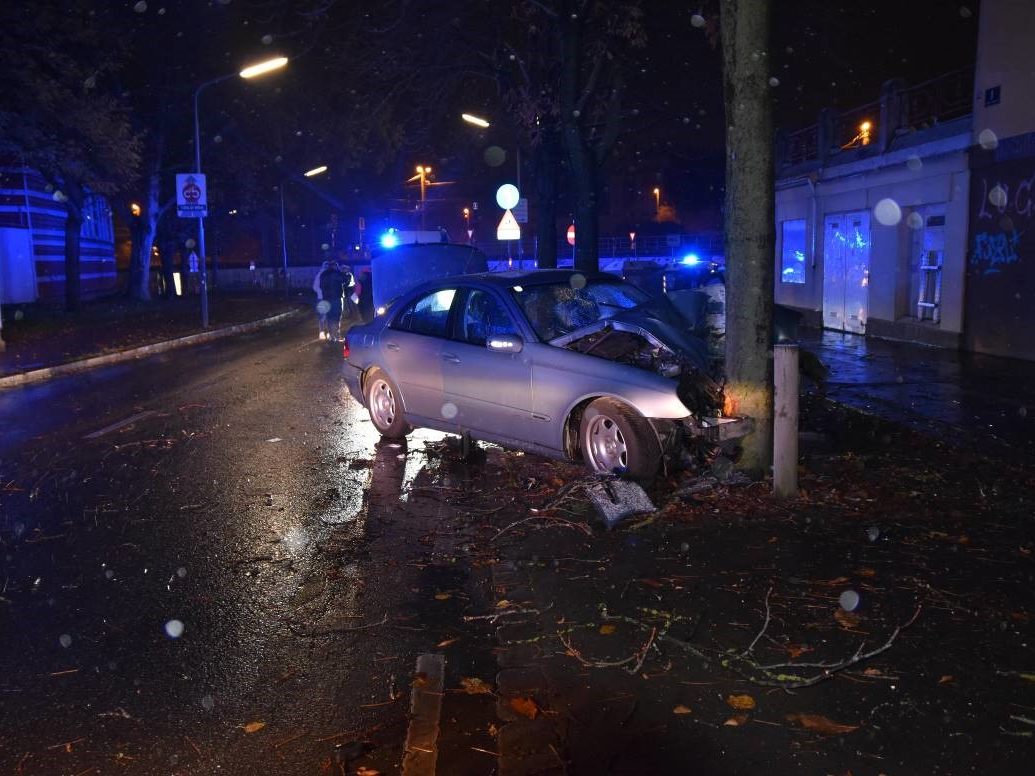 In Wien-Ottakring krachte ein Auto gegen einen Baum.