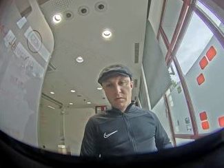 Das Fahndungsfoto zeigt den dritte Tatverdächtigen in Wien-Simmering, welcher Bargeld mit der getstohlenen Bankomatkarte abgehoben haben soll. Das Fahndungsfoto zeigt den dritte Tatverdächtigen in Wien-Simmering, welcher Bargeld mit der getstohlenen Bankomatkarte abgehoben haben soll.