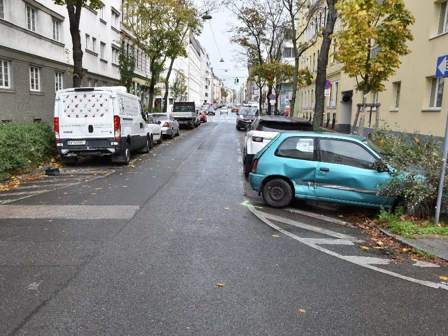 Bei dem Unfall wurden mehrere Fahrzeuge beschädigt.