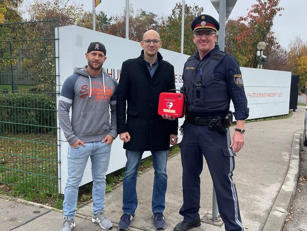 Der Feuerwehrmann (links) und der Grätzlpolizist (rechts) neben dem Mann, dessen Leben in Wien-Donaustadt gerettet wurde. Der Feuerwehrmann (links) und der Grätzlpolizist (rechts) neben dem Mann, dessen Leben in Wien-Donaustadt gerettet wurde.