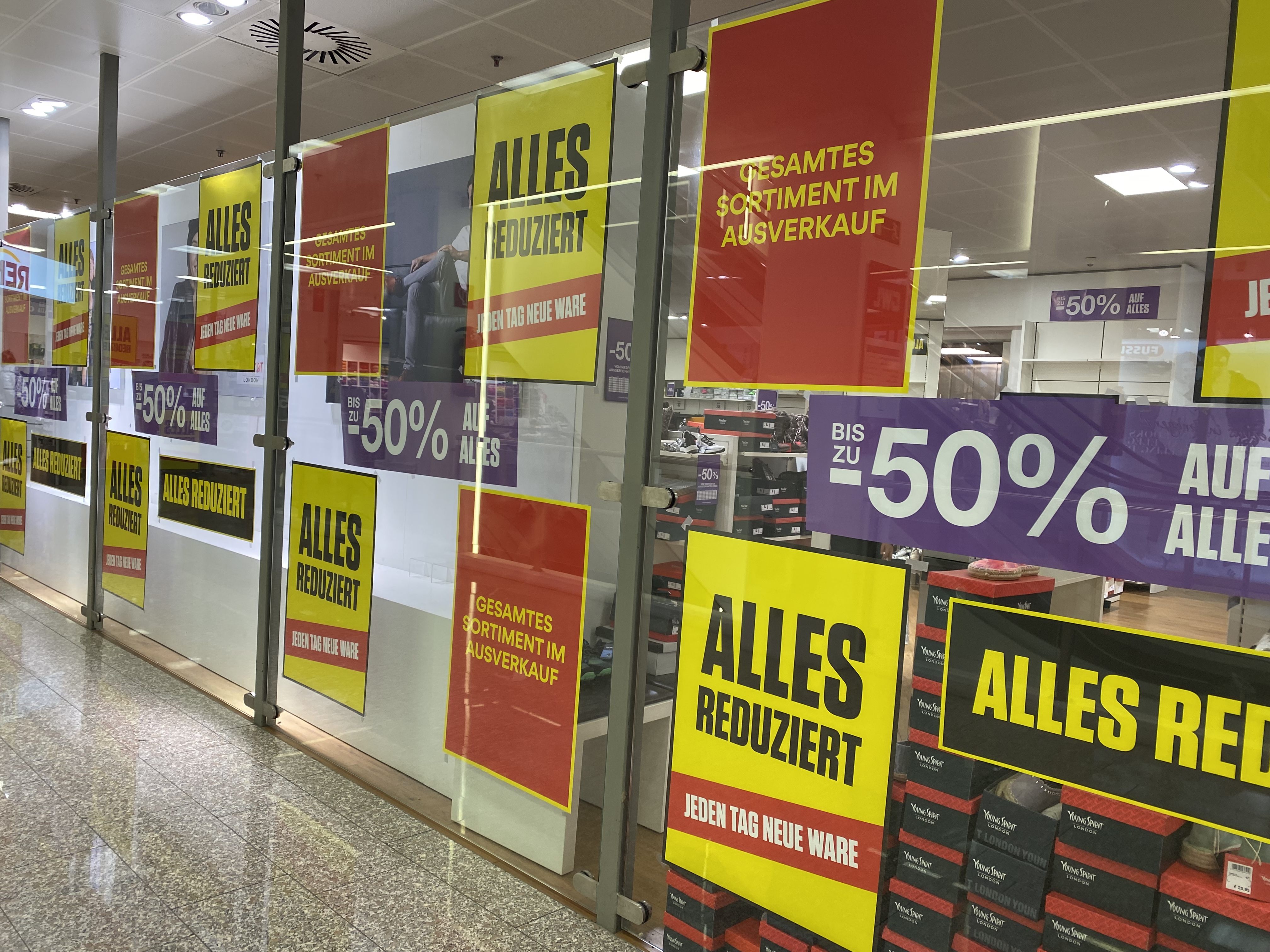 Diese Schilder sorgen für Verwirrung. Schließt der Schuhhändler seine Filialen? Diese Schilder sorgen für Verwirrung. Schließt der Schuhhändler seine Filialen?