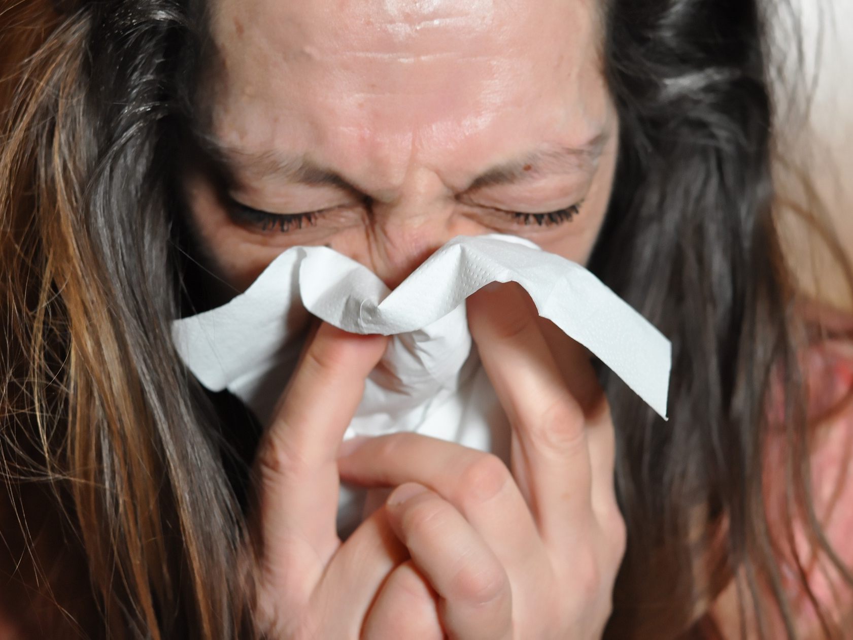 Diese Hausmittel können bei einer wunden Nase durch Schnupfen helfen.