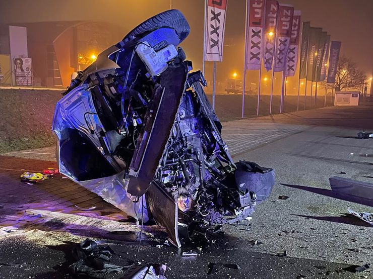 Der Pkw wurde bei dem Unfall völlig zerstört.