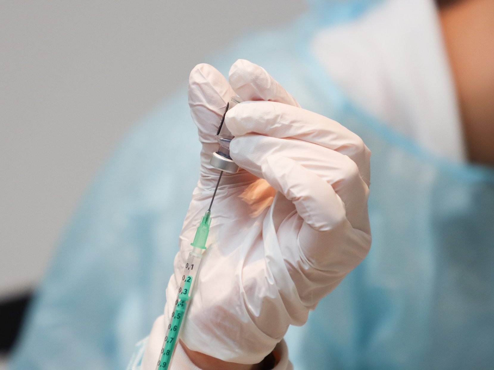 Laut einer Studie hängt die Übersterblichkeit bei Corona mit der Impfrate zusammen.