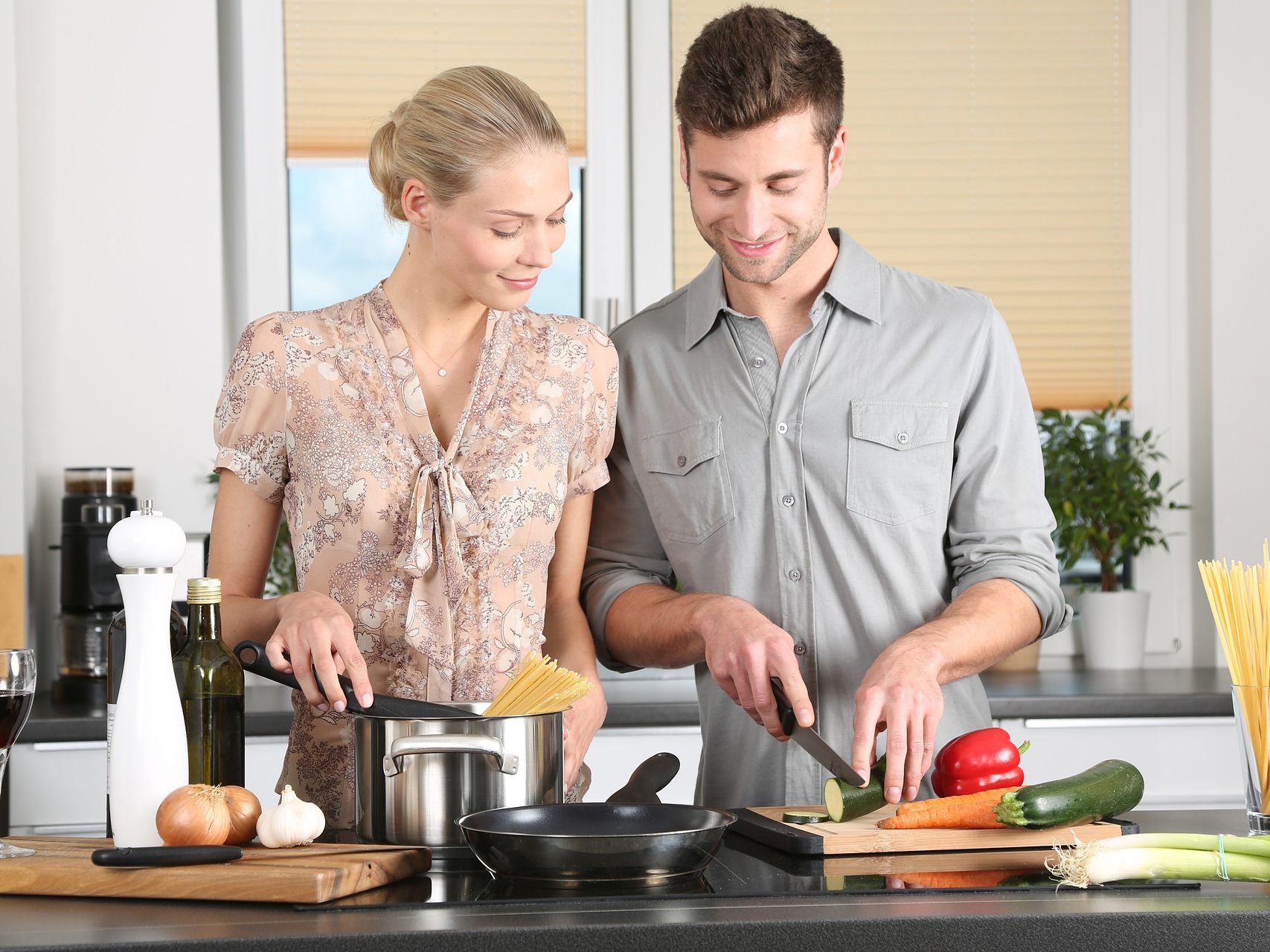 Die Österreicher essen öfter zu Hause und kochen mehr. Die Österreicher essen öfter zu Hause und kochen mehr.