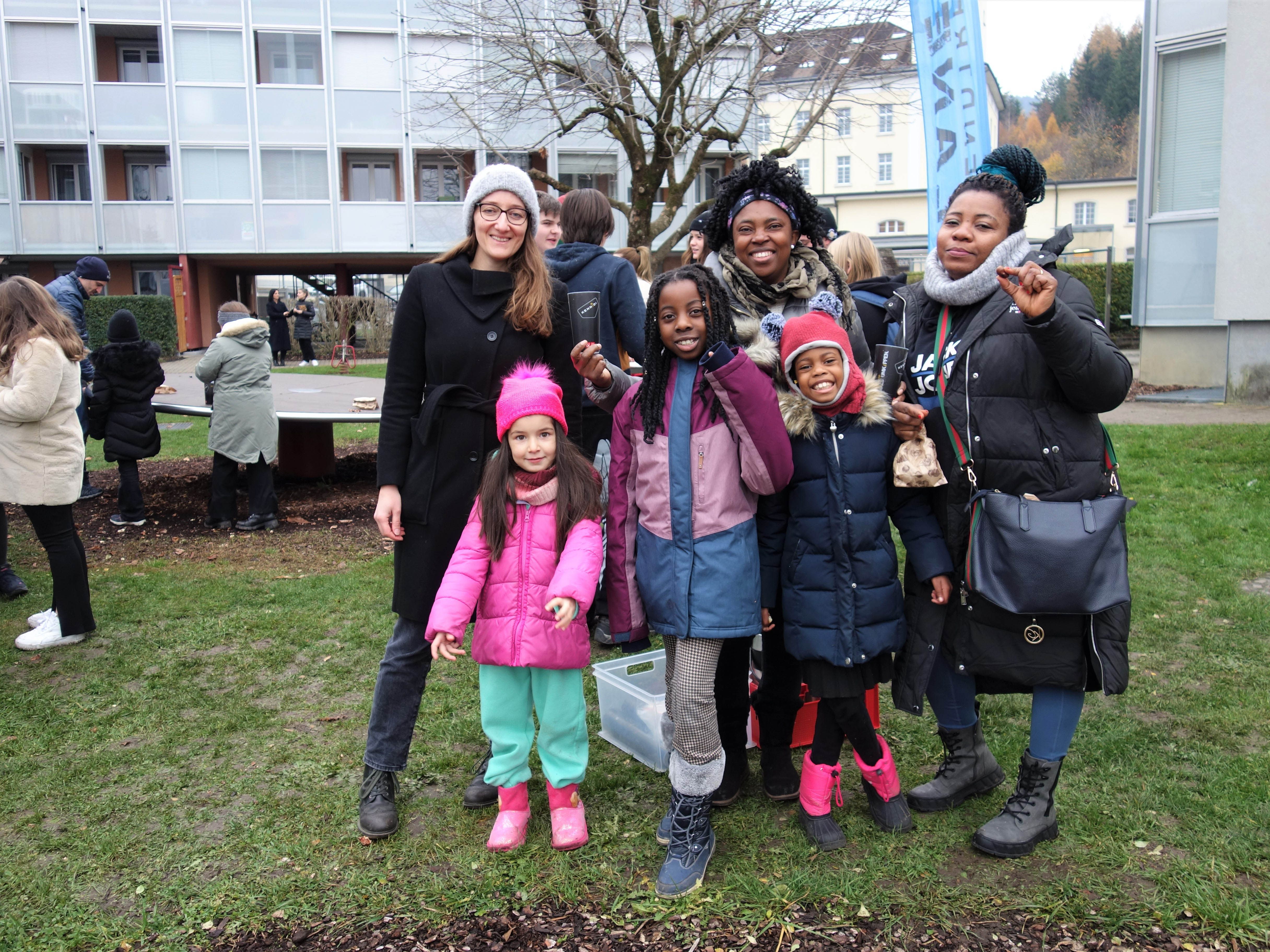 Katharina Parziani von Mitanand (links außen) mit Besucher*innen mit Bewohnerinnen des Flölzerwegs .
