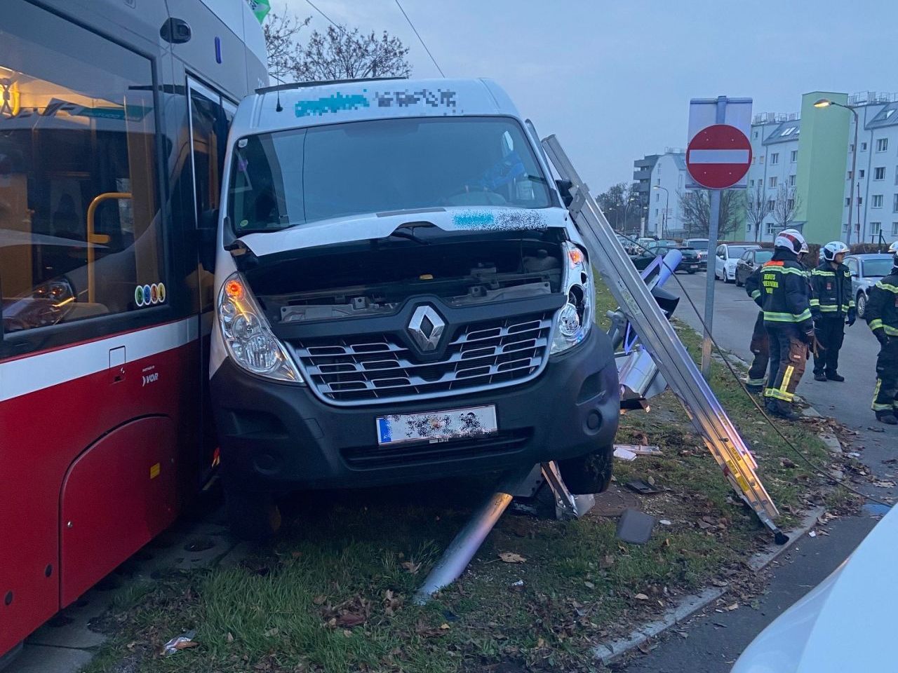 Wien-Simmering: Unfall mit Straßenbahn und Lieferwagen. Wien-Simmering: Unfall mit Straßenbahn und Lieferwagen.