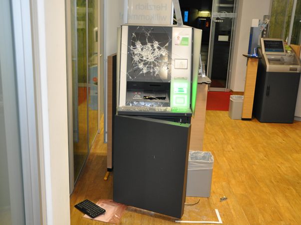 Der Bankomat wurde erheblich beschädigt. Der Bankomat wurde erheblich beschädigt.